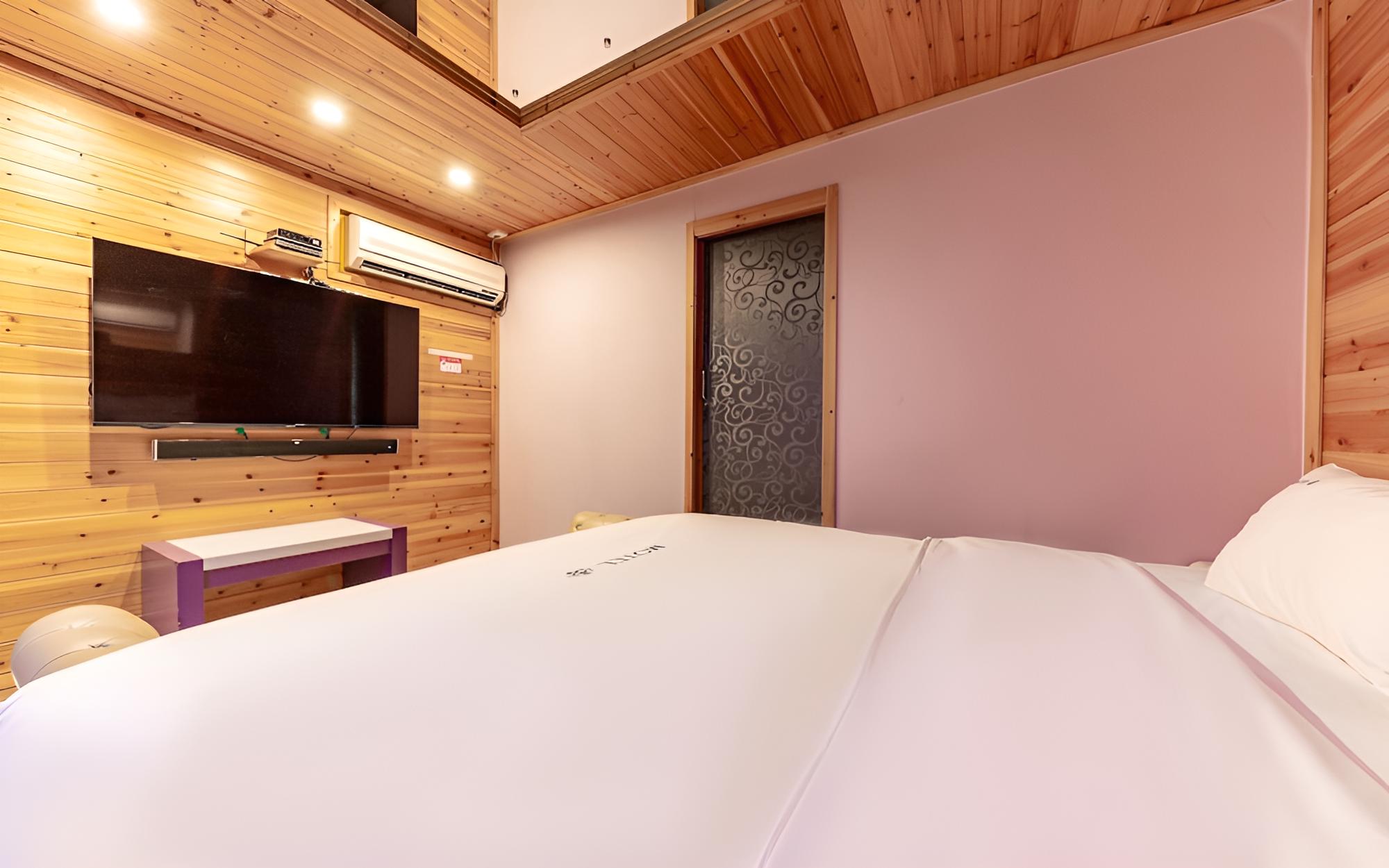 Room (High Performing Couple PC + Spa)