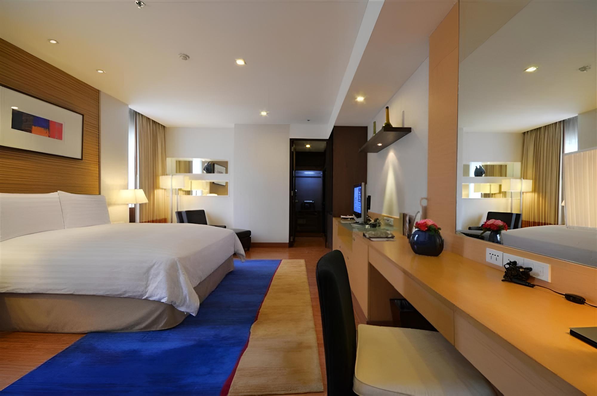 Deluxe Room, 1 King Bed photo 1