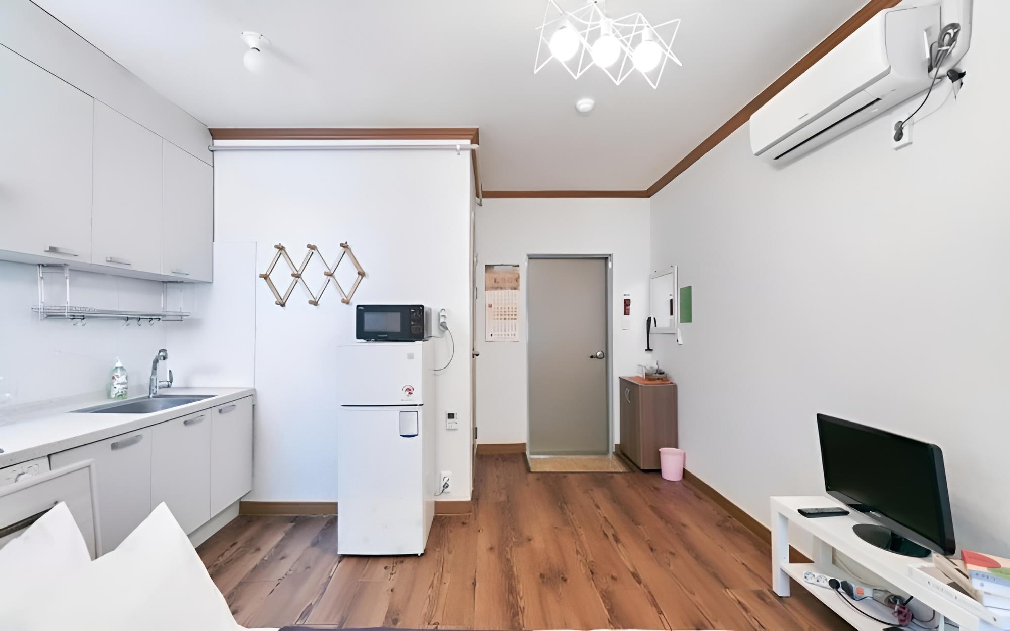 Room (208#)