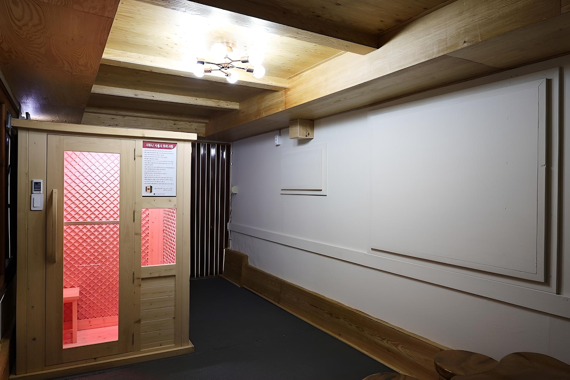 Traditional Room (Whirlpool, 4-Person) photo 2