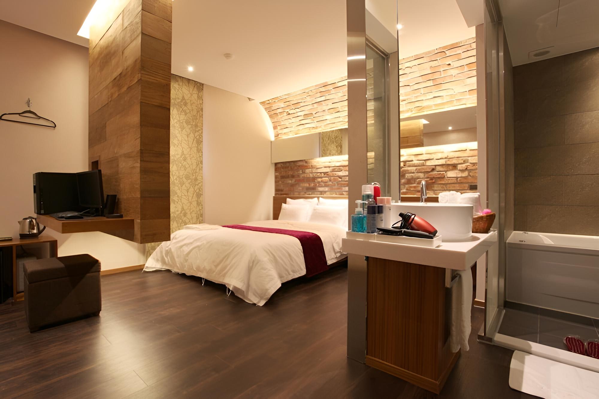 Room (Standard Room C) - Photo 1