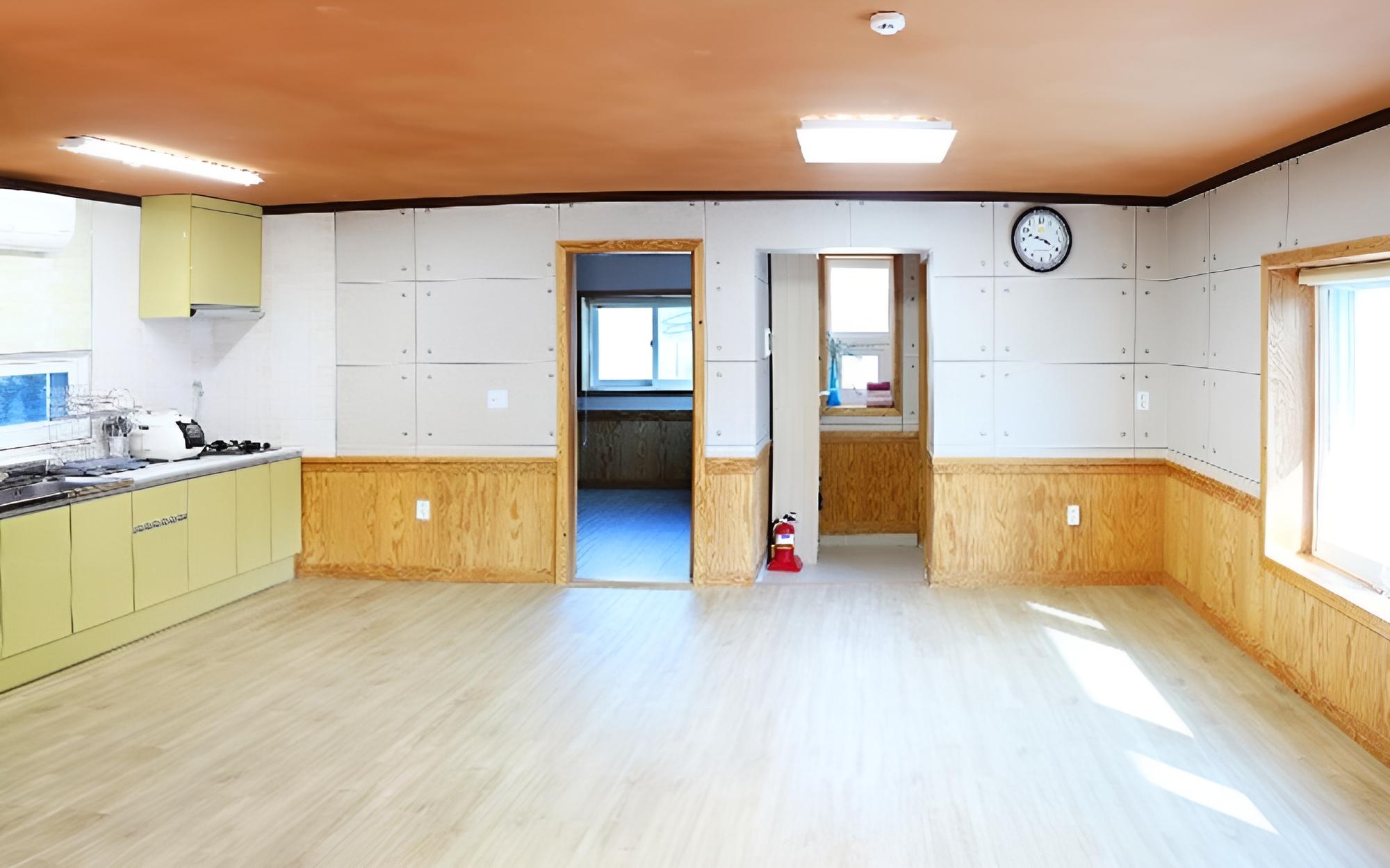 Room (Sunrise Room (Main Building 1))