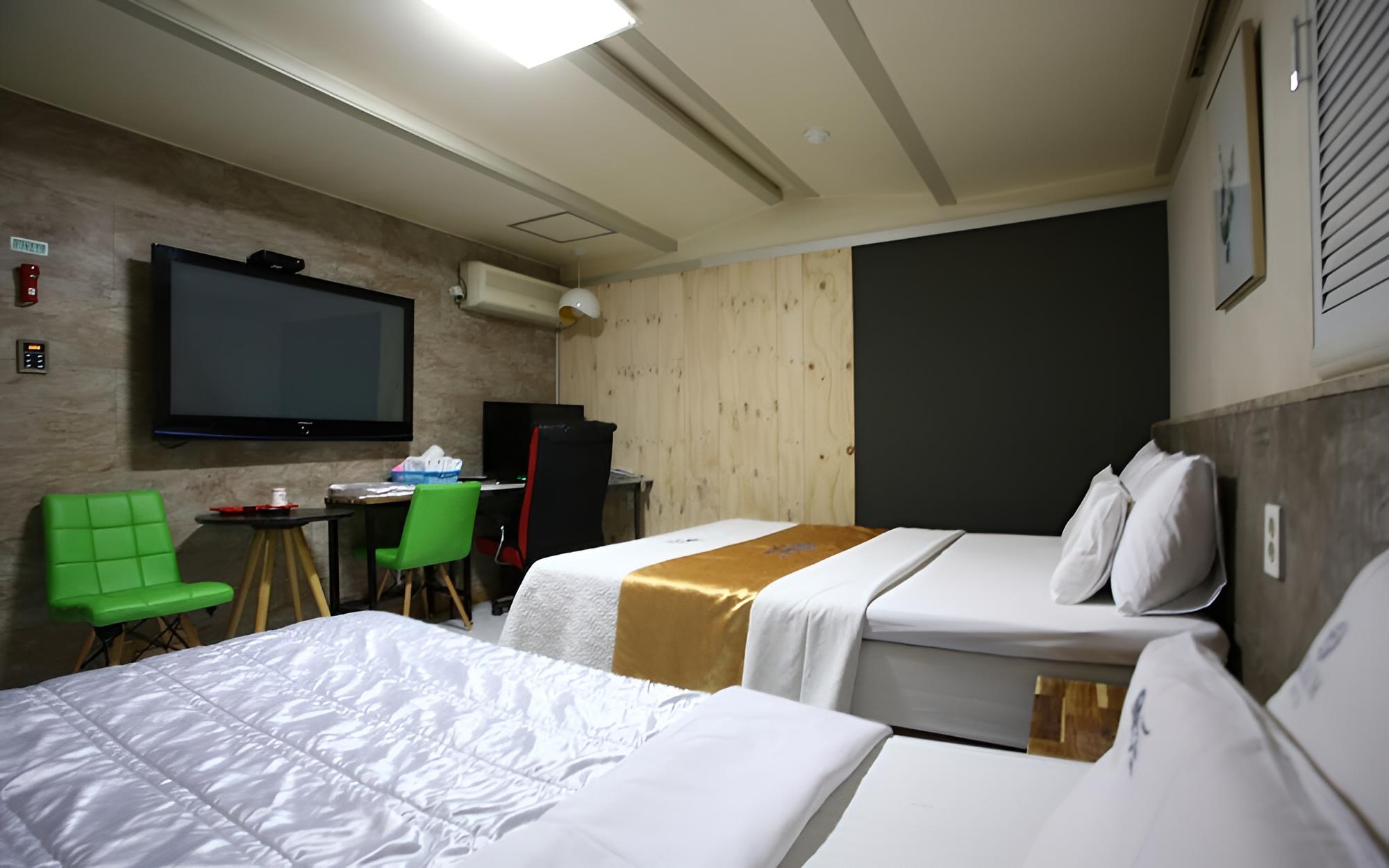 Room (Twin)