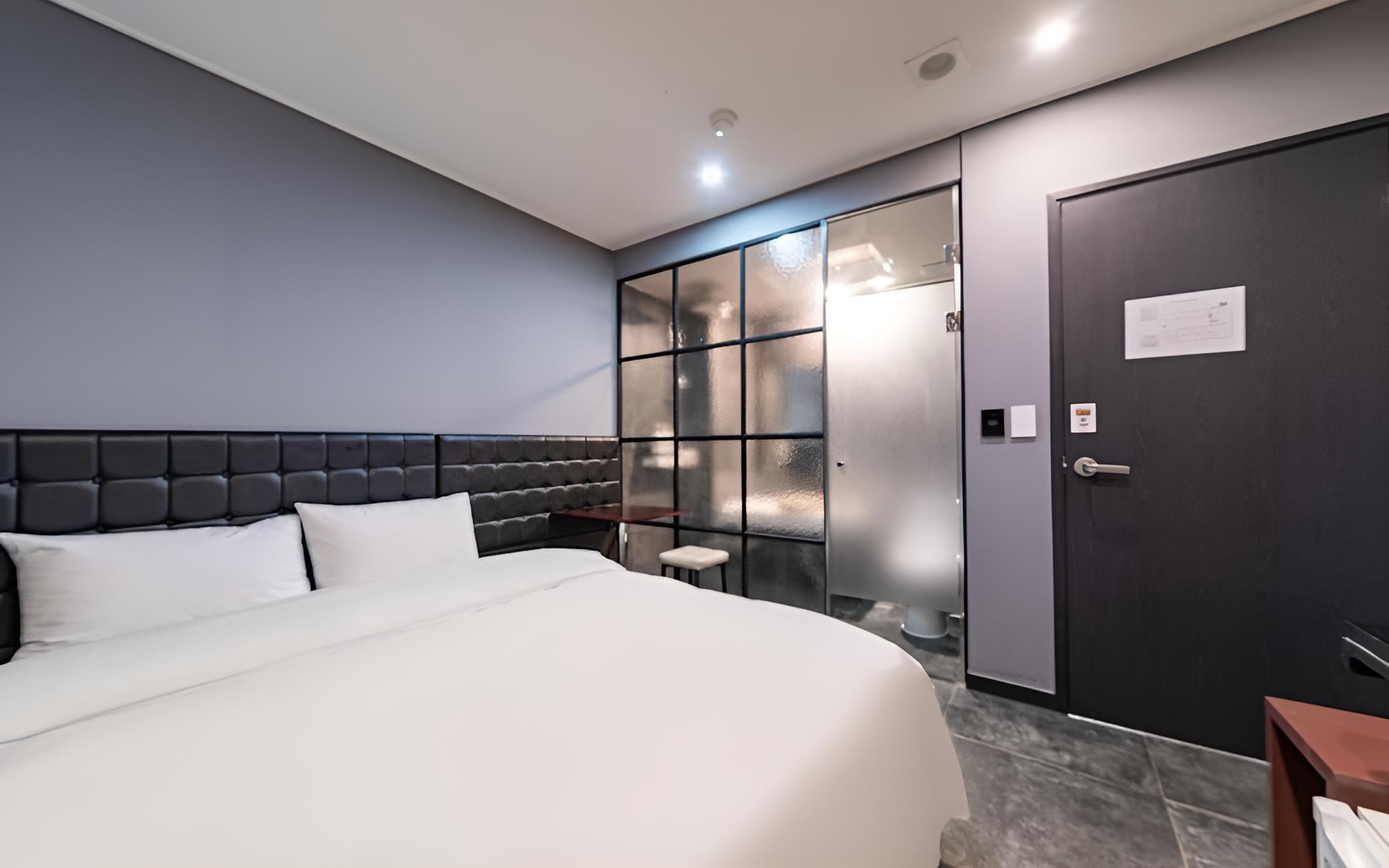 Room (Standard - 100% parking available for) - Photo 2