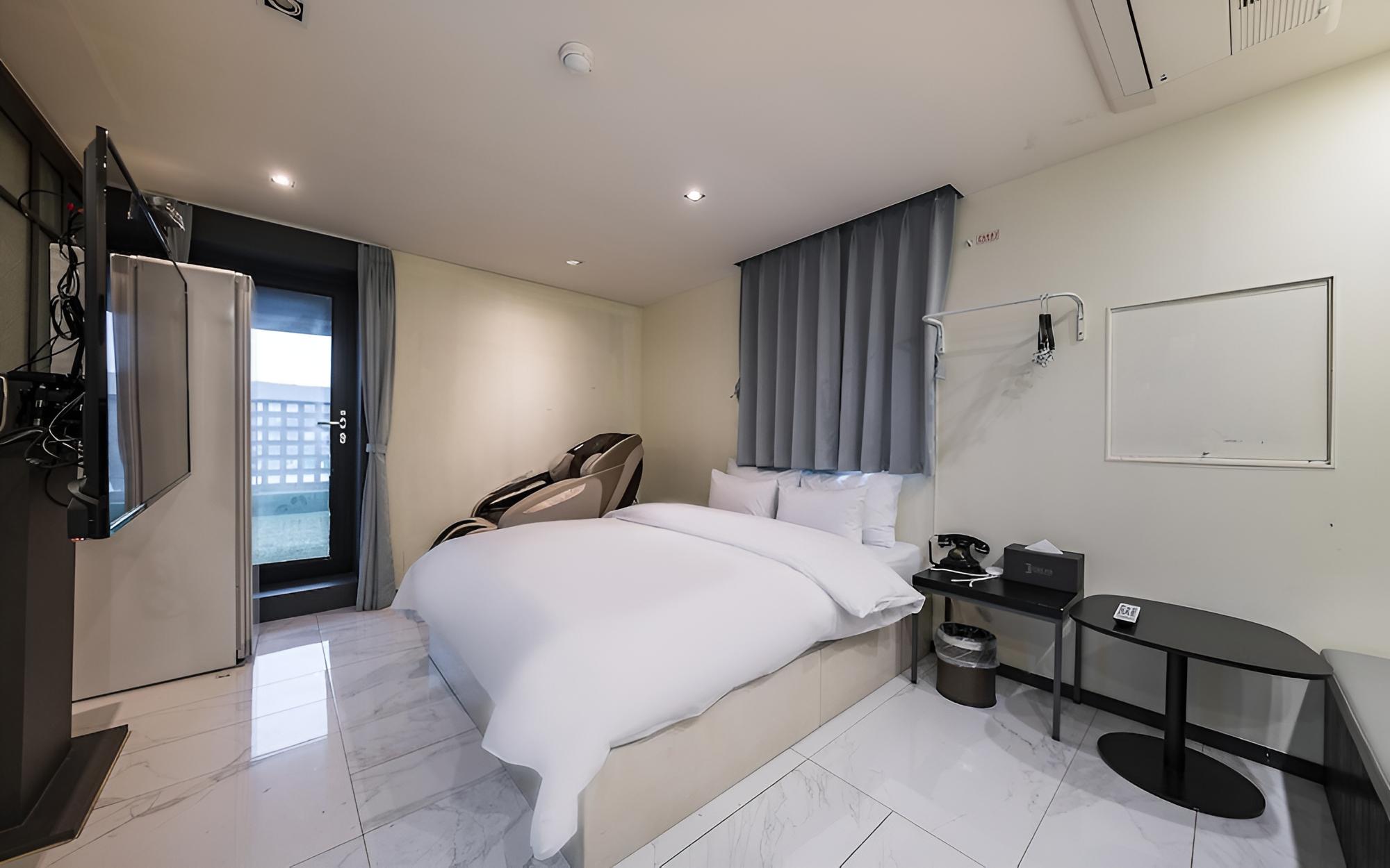 Room (Suite (terrace 65 TV bathtub hotel be)