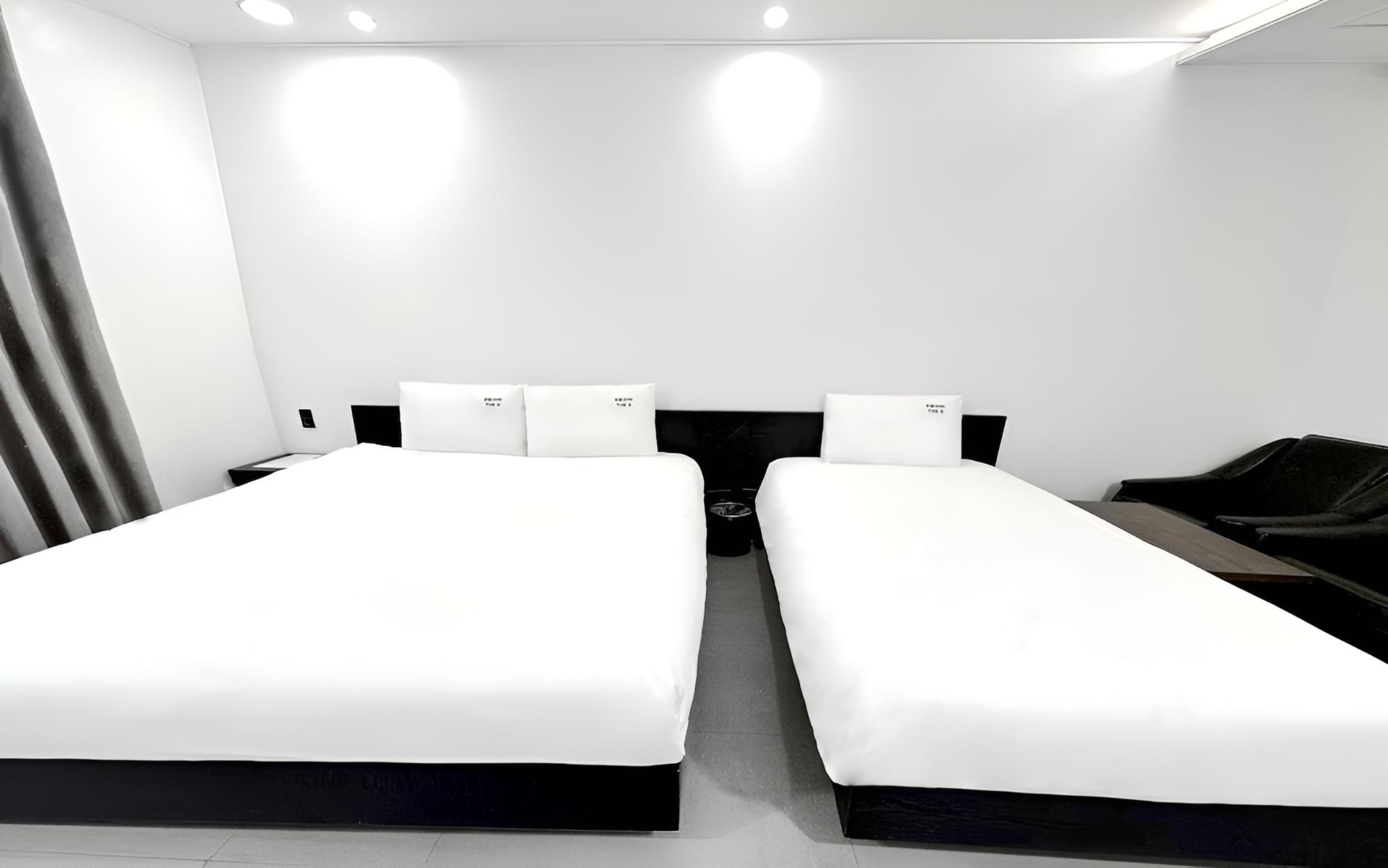 Room (Premium Twin (for 2 people Netflix av) - Photo 2