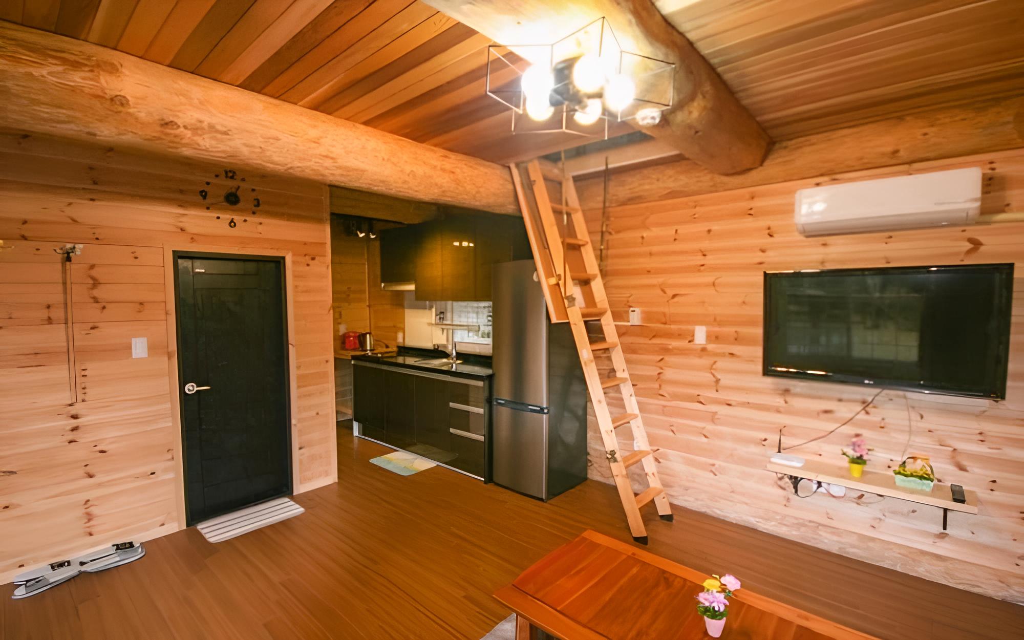 Room (Sunlight (Duplex))