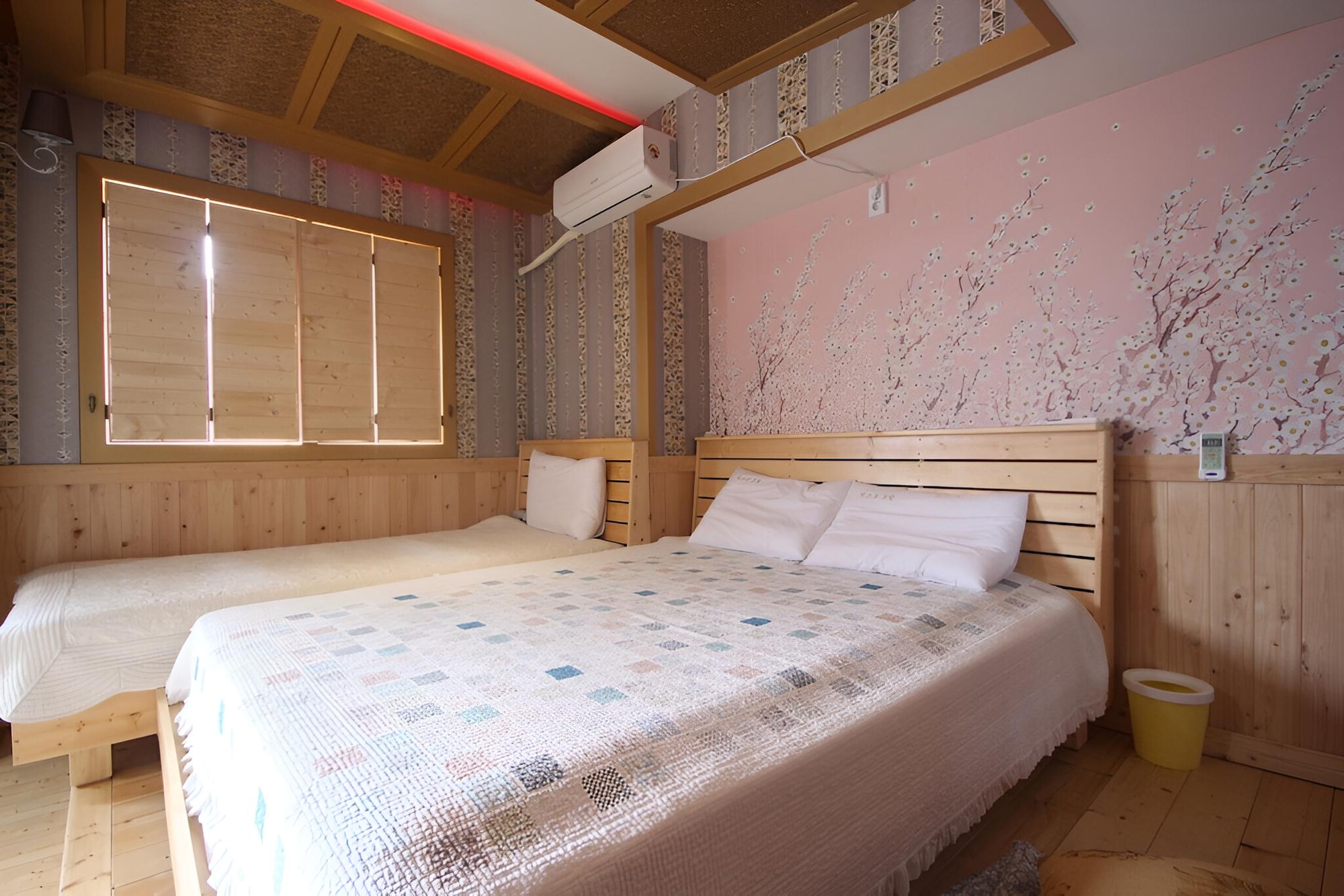 Room (Spa Room - Randomly assigned beds (10)