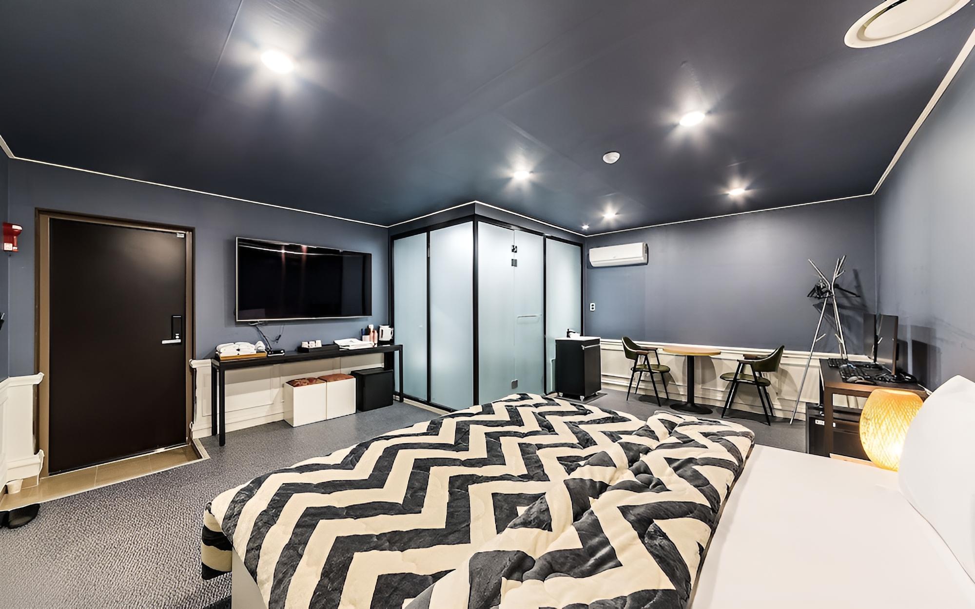 Room (VIP (65-inch TV)) photo 1