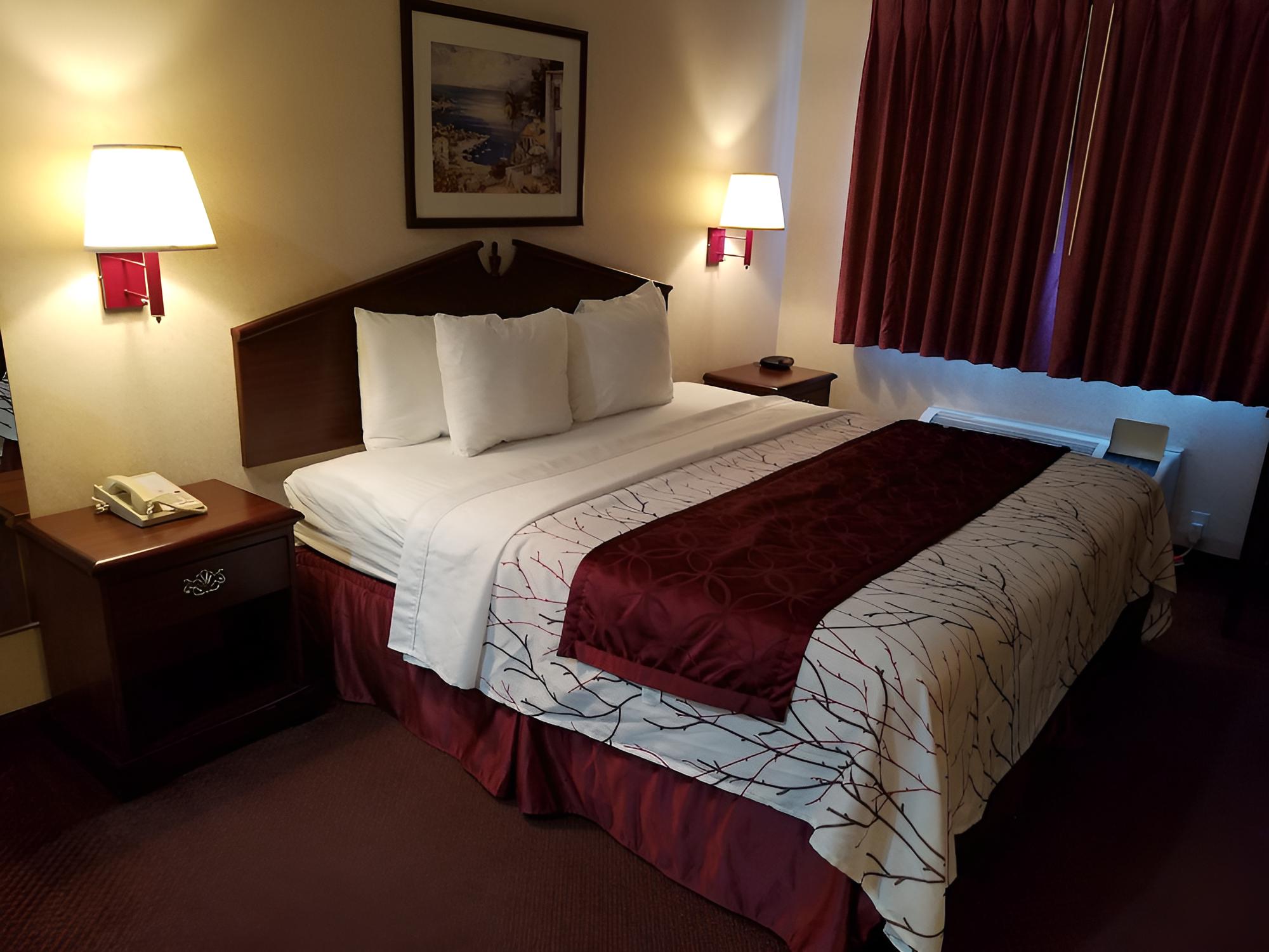 Family Suite, 2 Bedrooms, Non Smoking (1 King and 2 Queens)