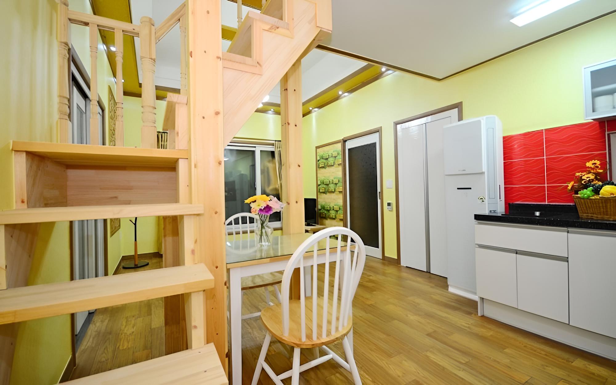 Room (Reka (Duplex))