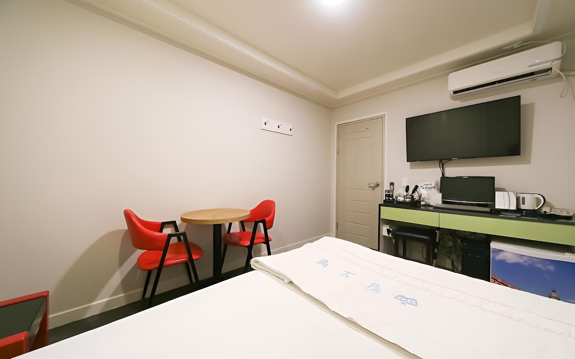 Room (Standard (Walking only) (Netflix (acc)