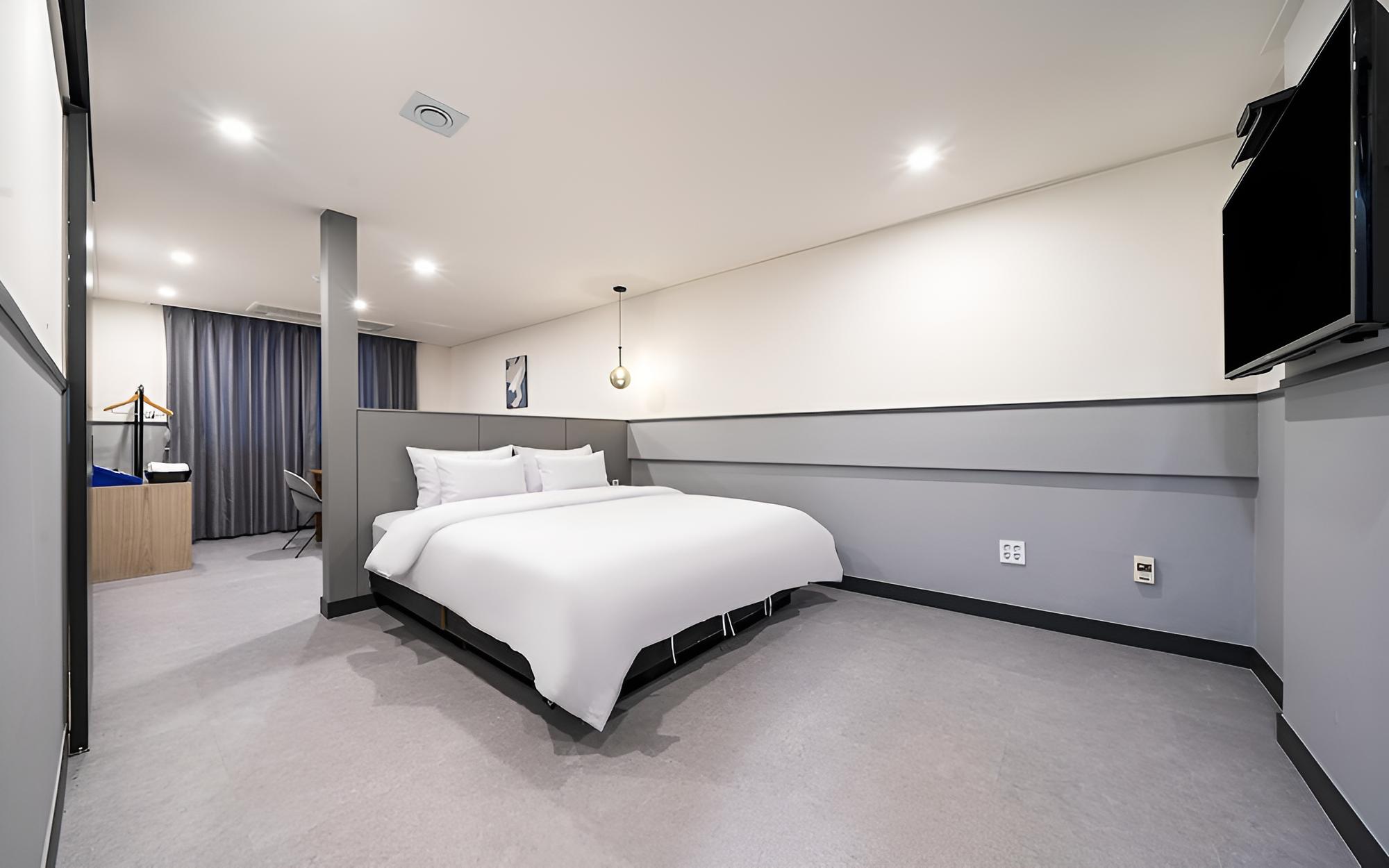 Room (Premium A (family bath/private living)