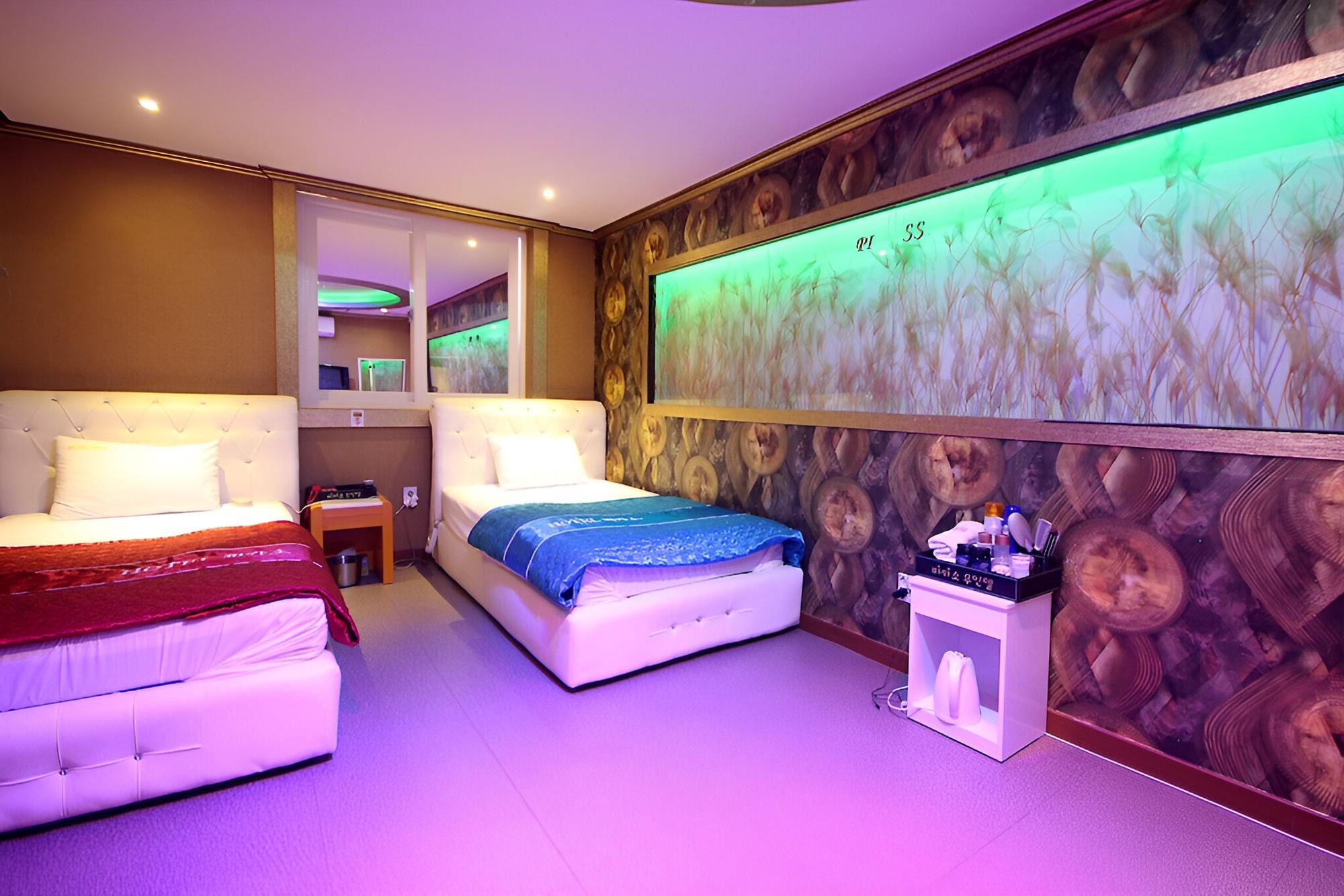 Room (Twin)