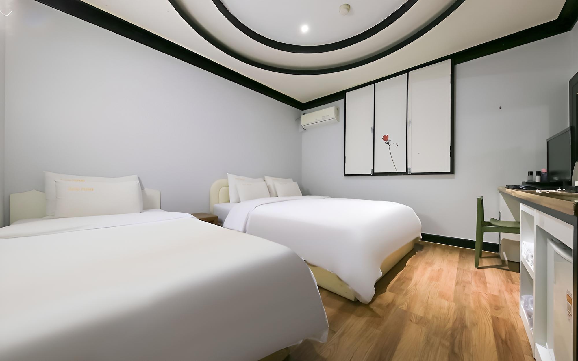 Room (Semi-private room (Netflix available )