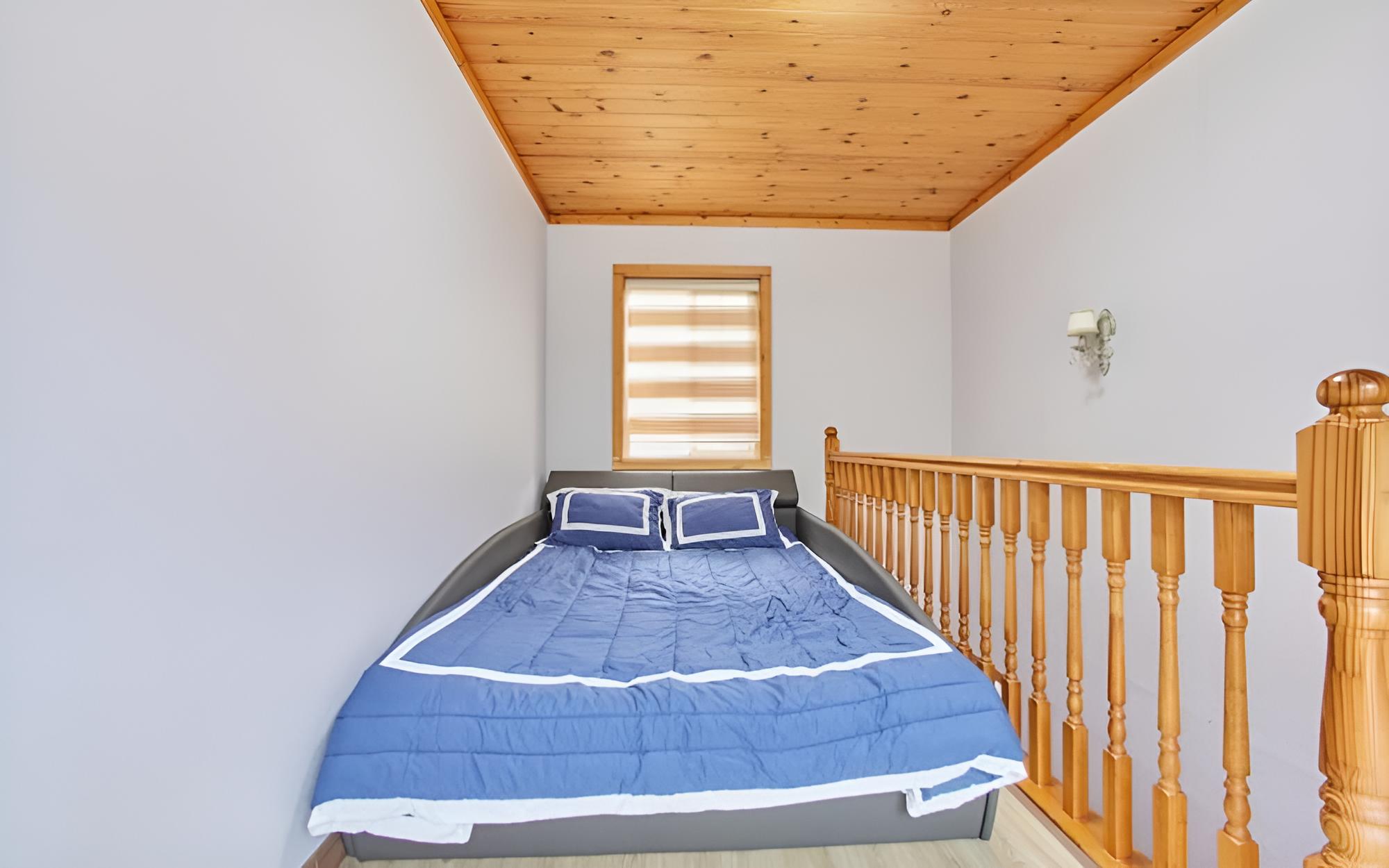 Room (White room (Duplex))
