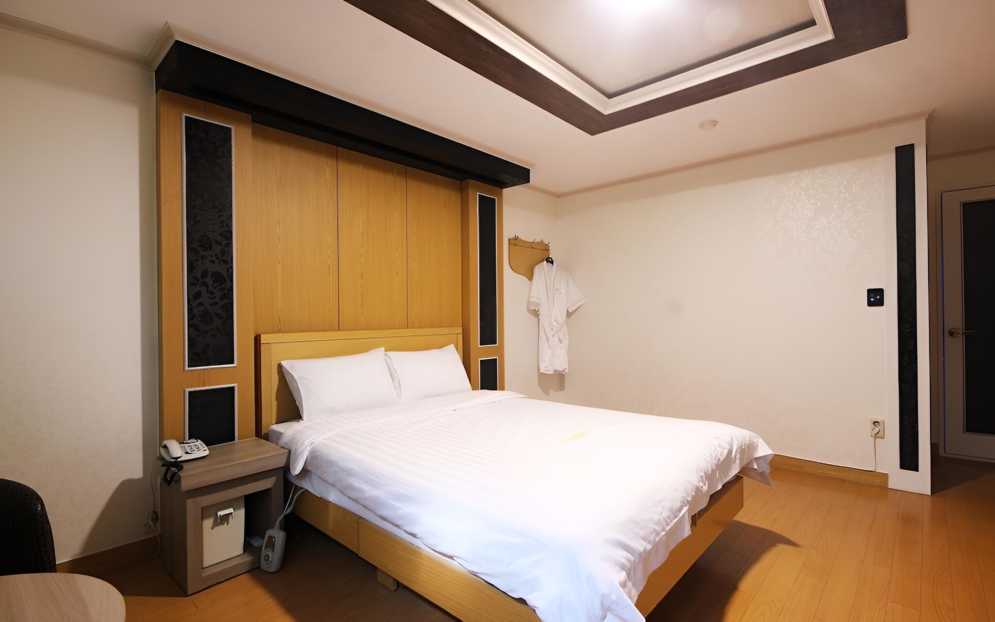 Room (Standard Room) - Photo 1