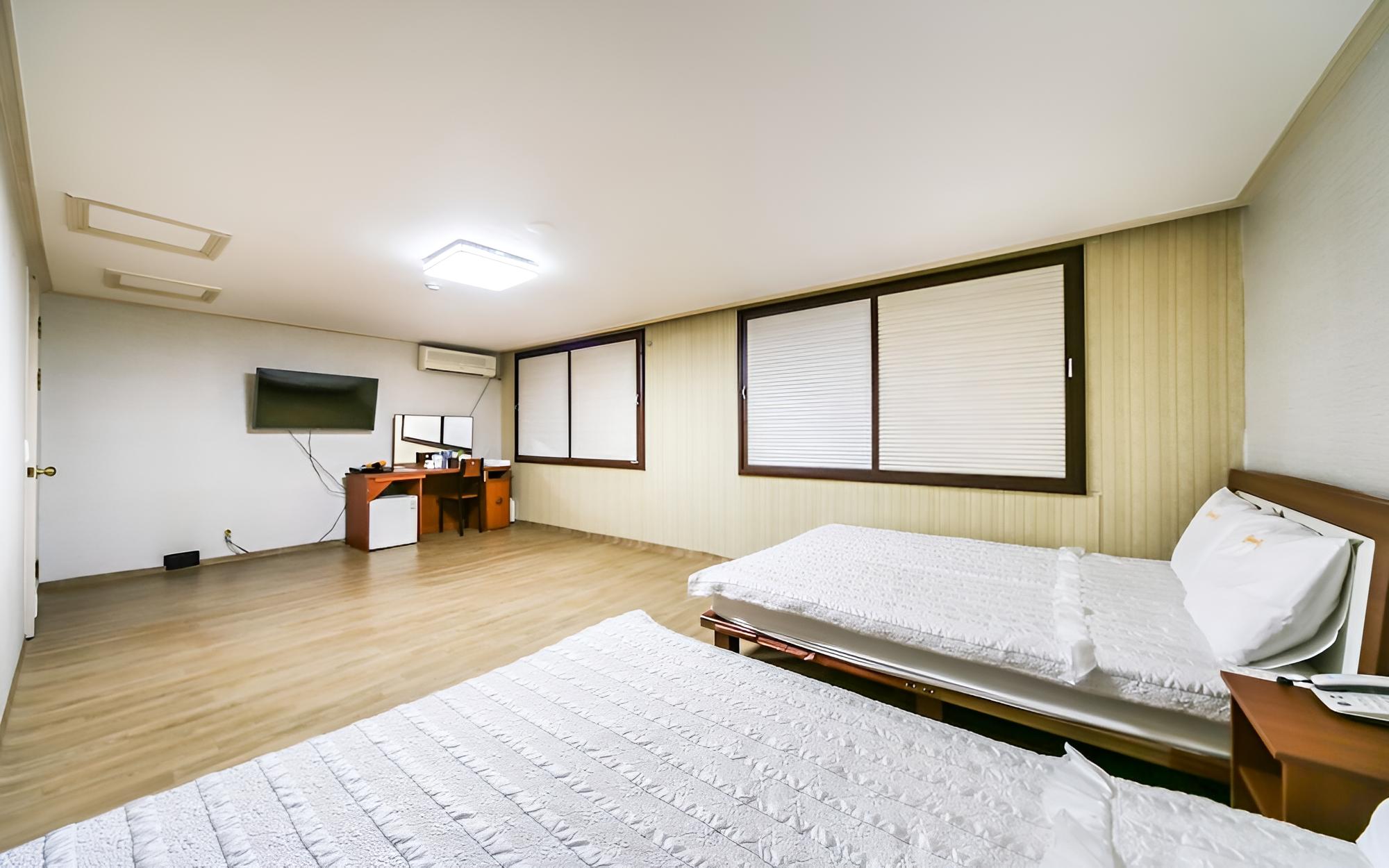 Room (Family room) - Photo 2