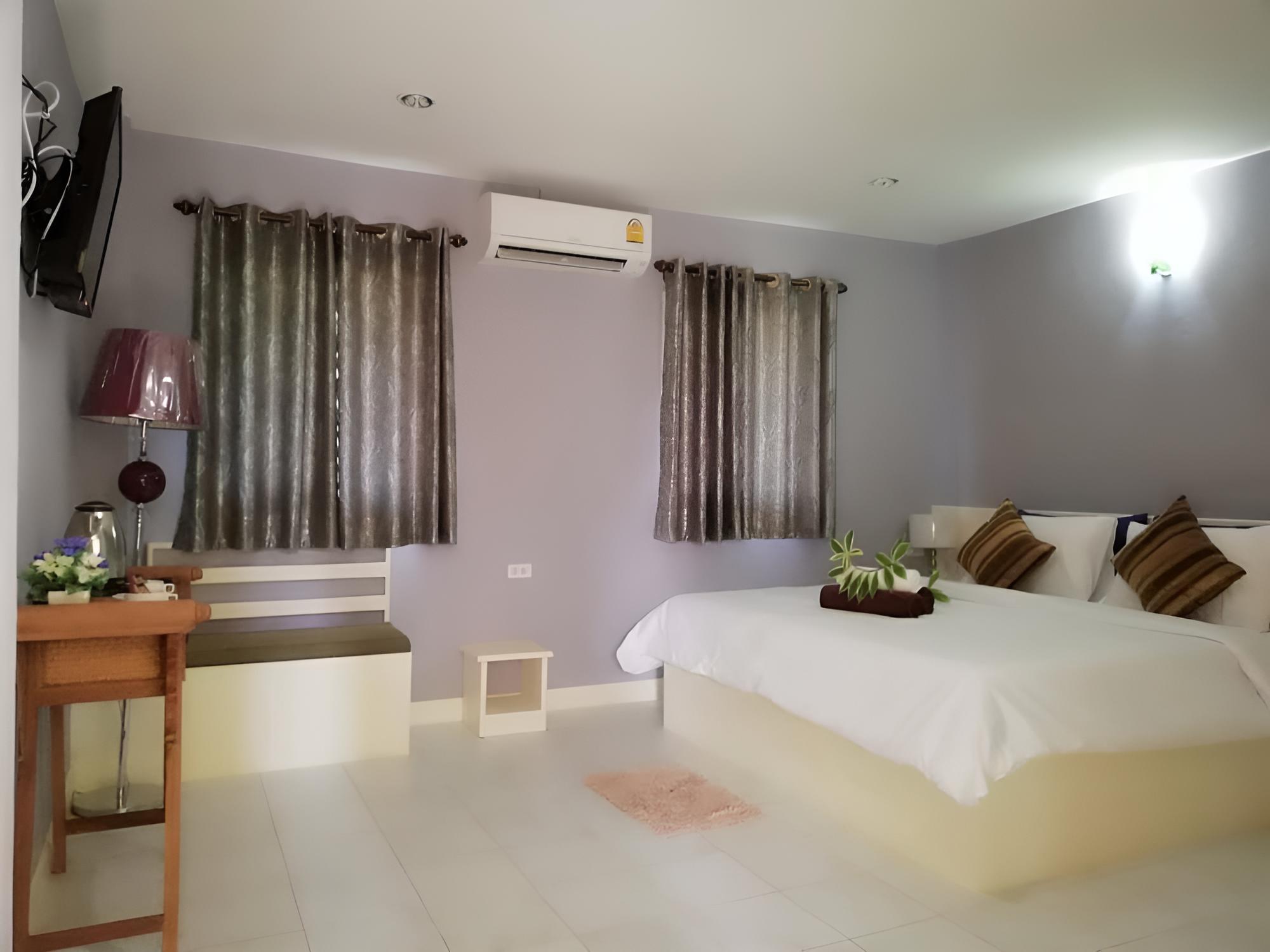 8-Bedroom House photo 1