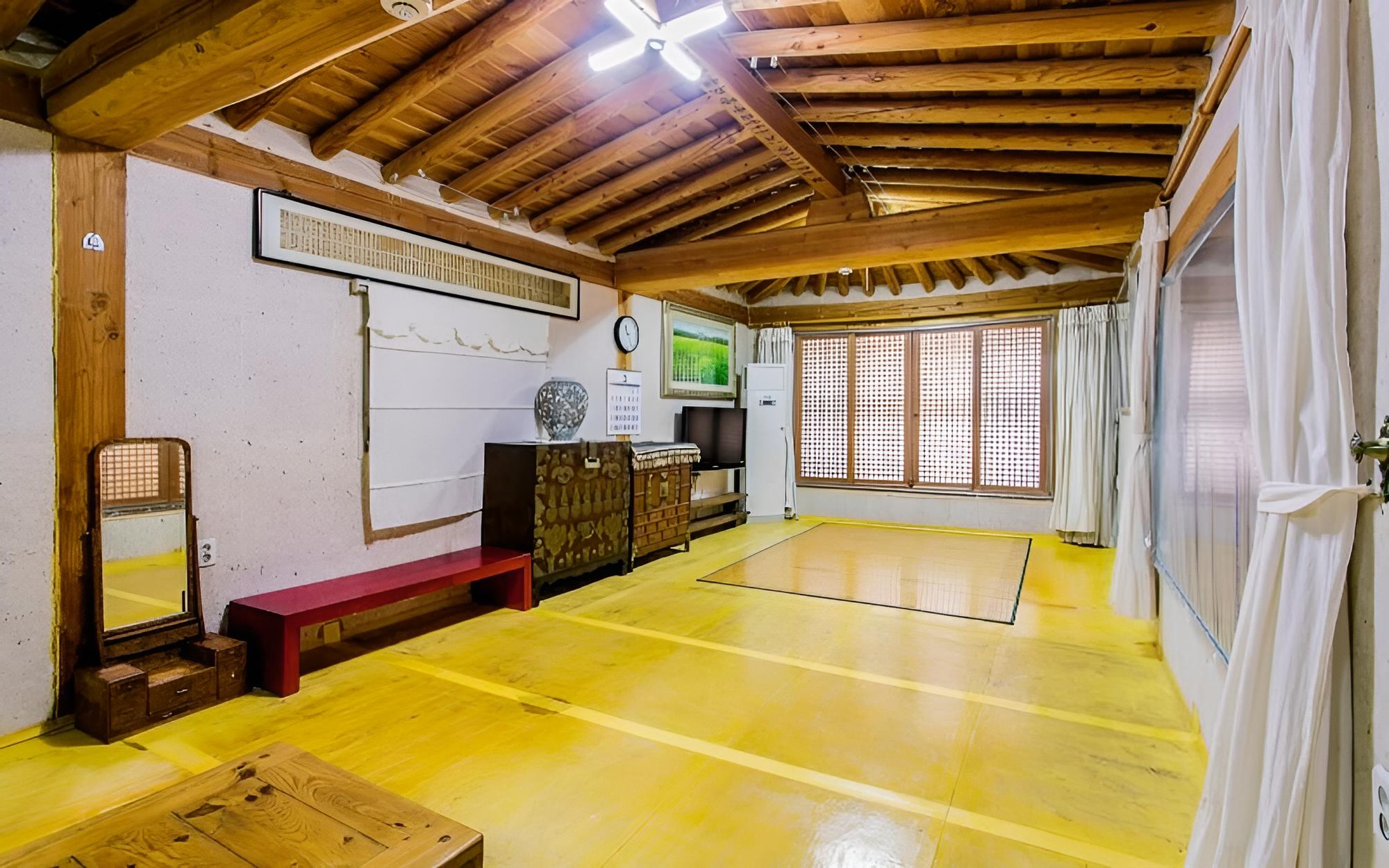 Room (Main House (Hanok Unshared House))