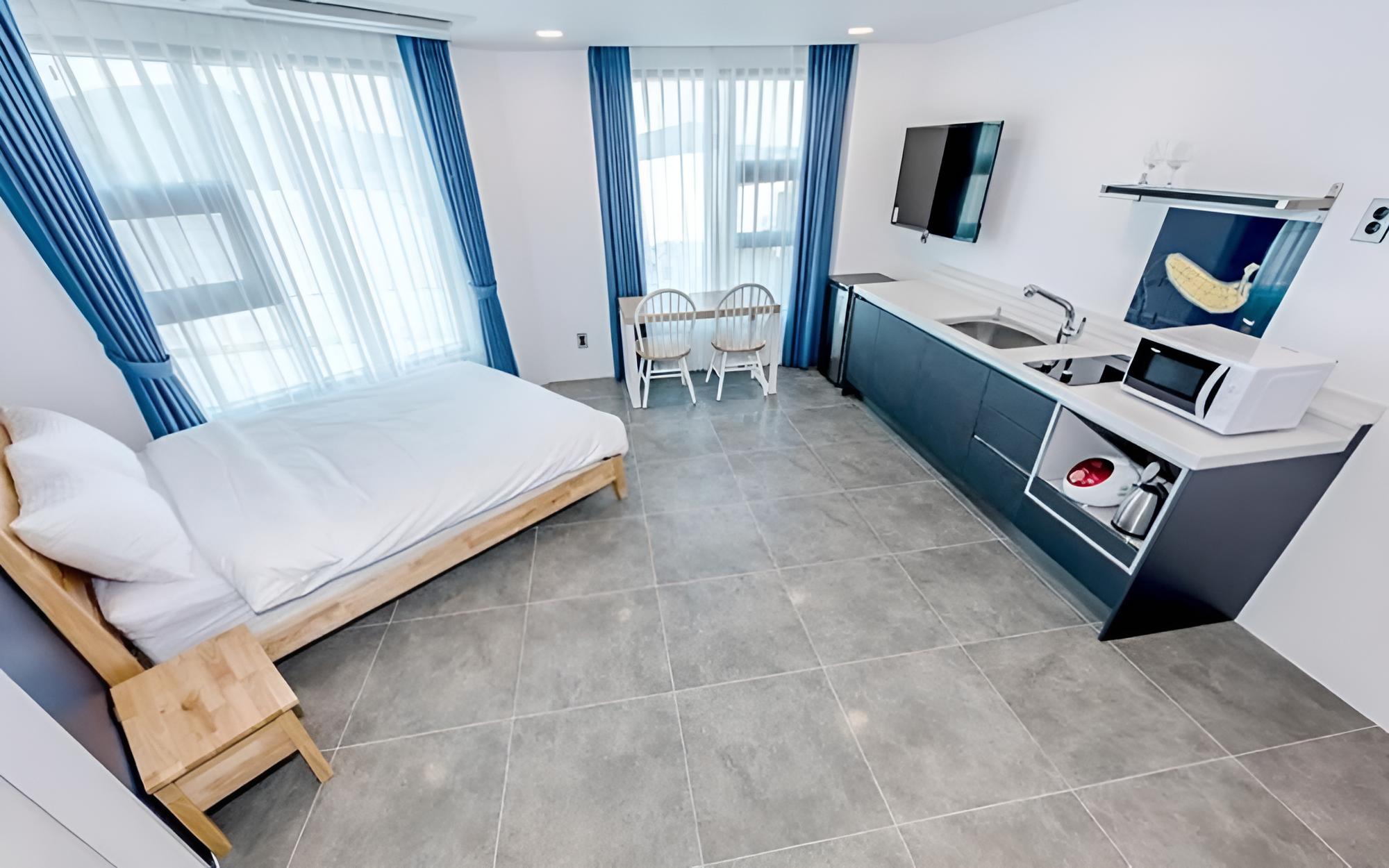 Room (Deluxe A (normal wet tub hotel-style )