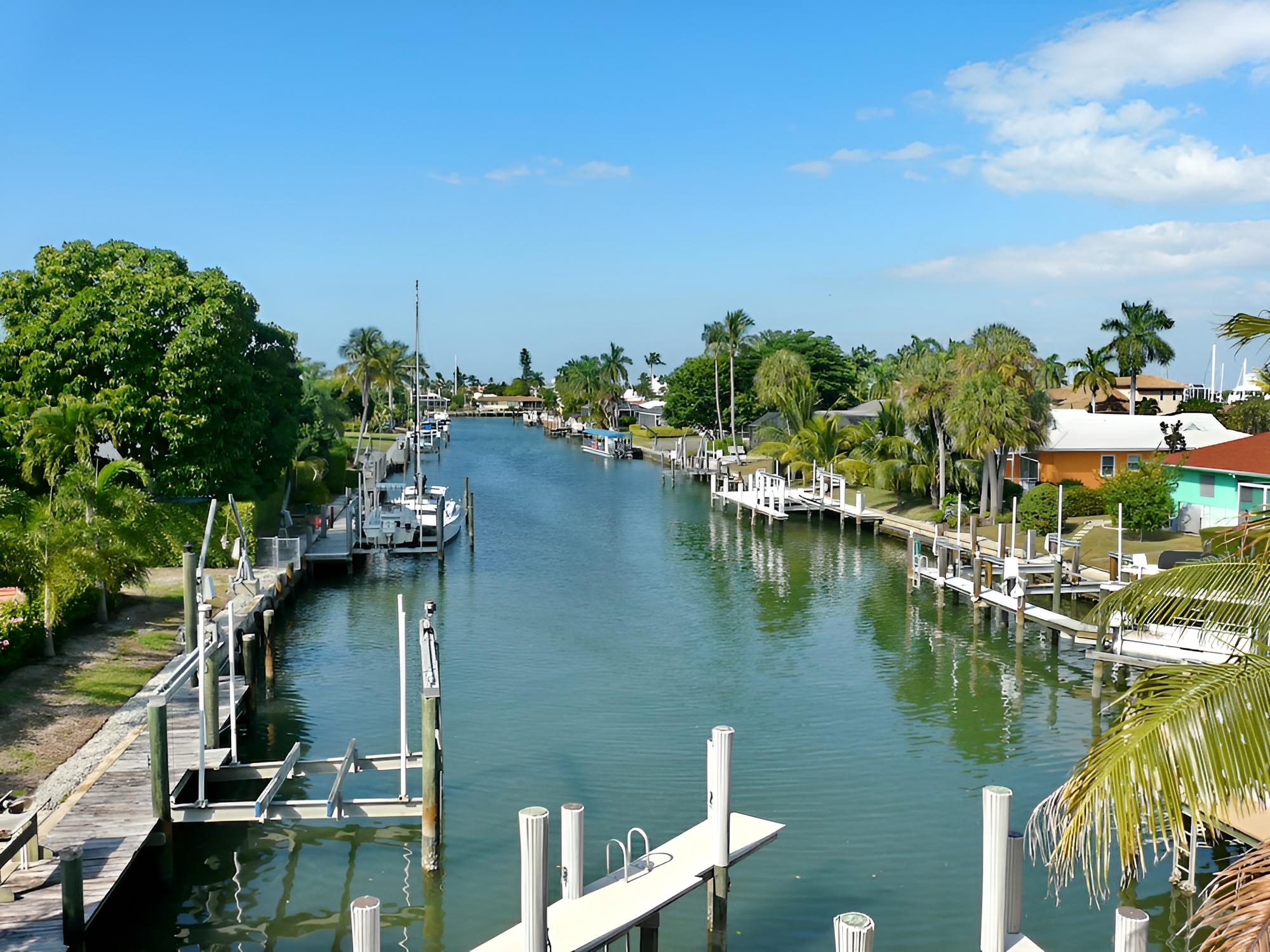 House, Multiple Beds (1370 North Collier Boulevard)