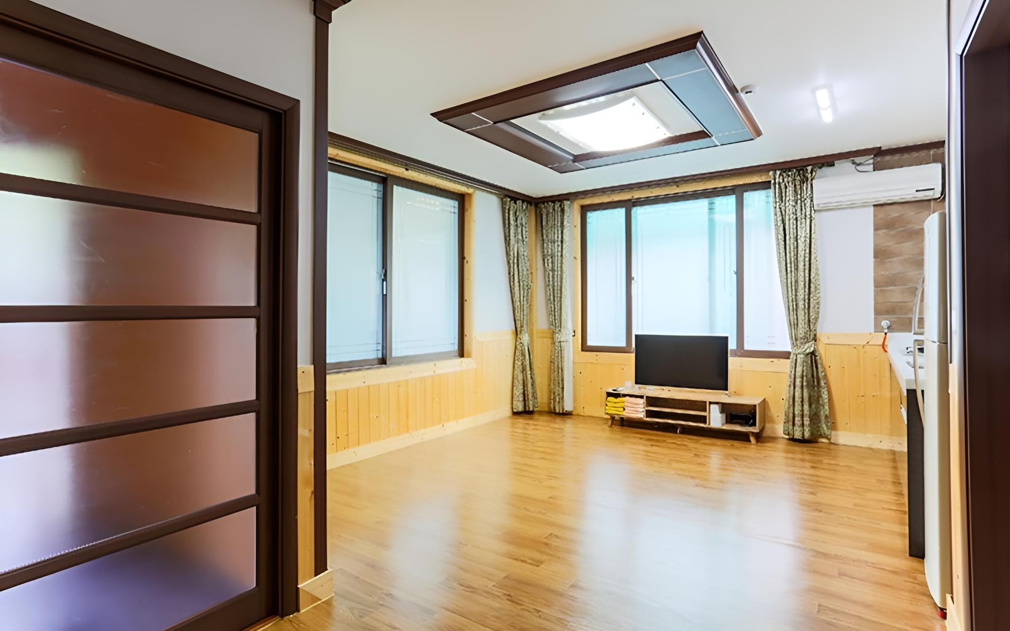 Room (Dandelion)