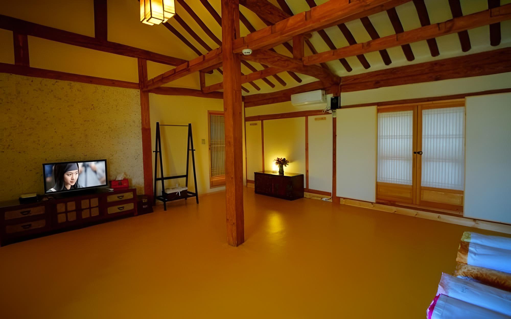 Room (Large room)