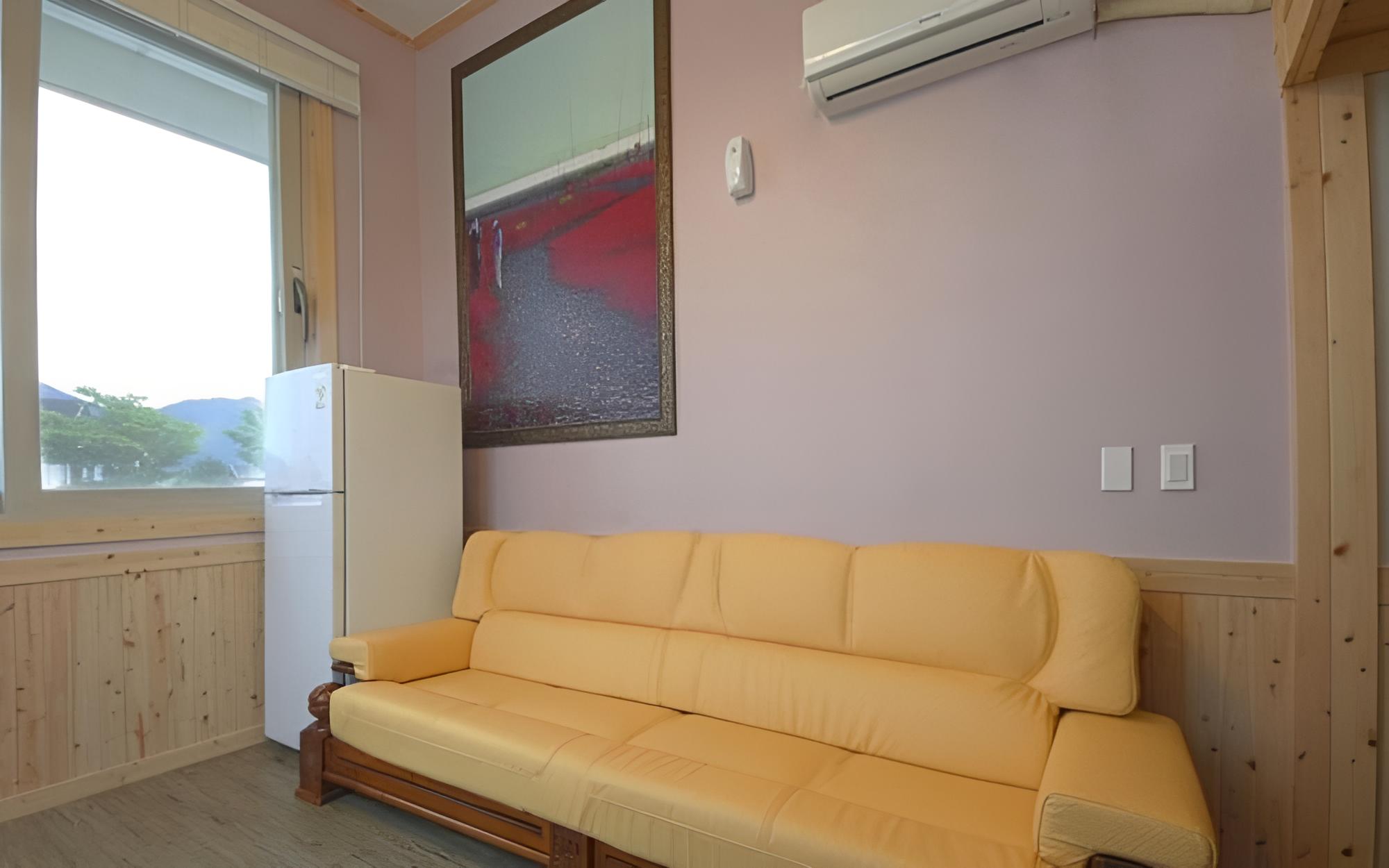 Room (Room 105)