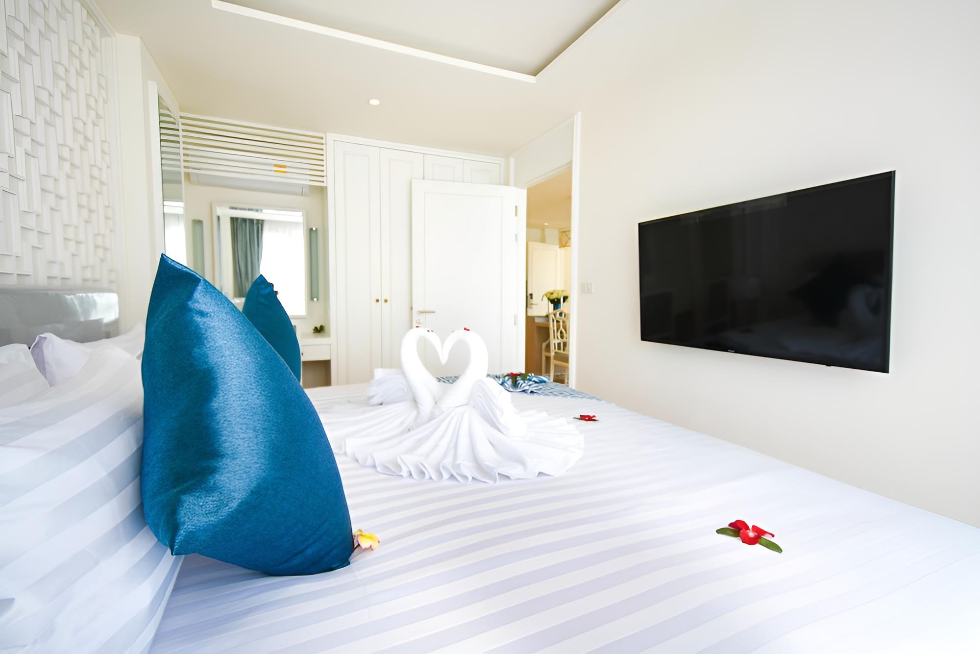 1 Bedroom Corner Suite with Garden View