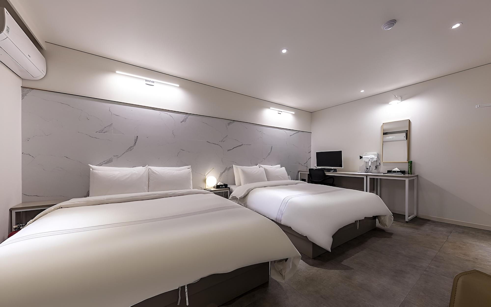 Room (Simmons Premium Twin (King + King Net) - Photo 2