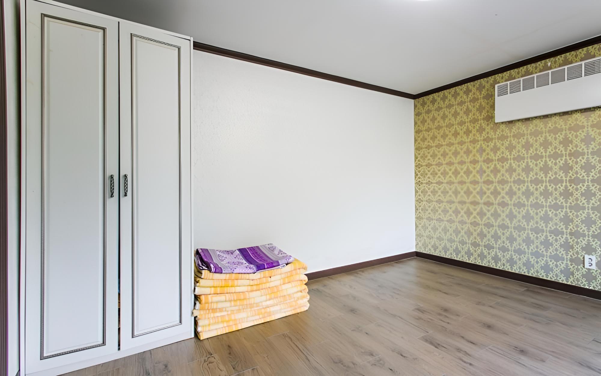 Room (Room 102)