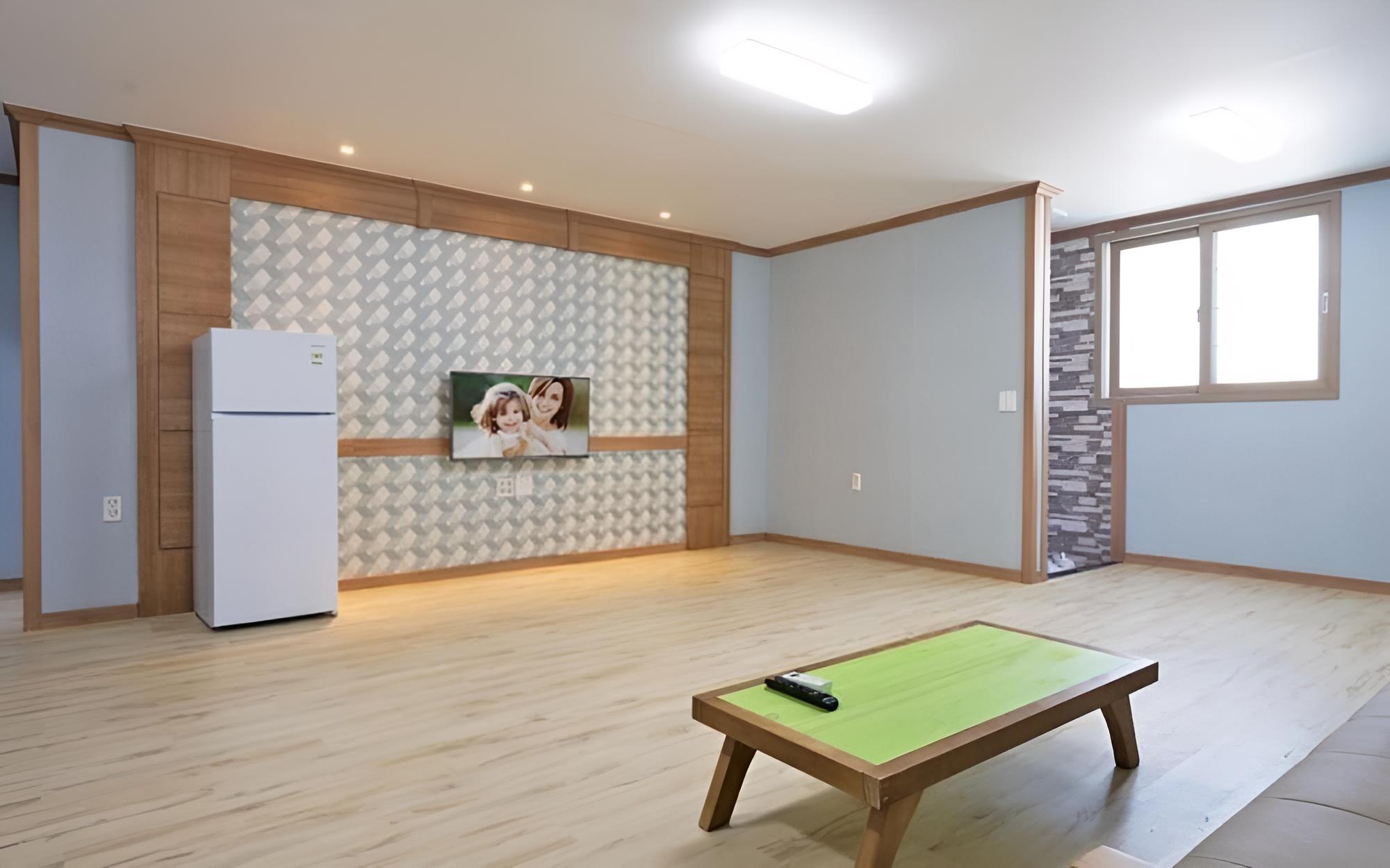 Room (Room 2)