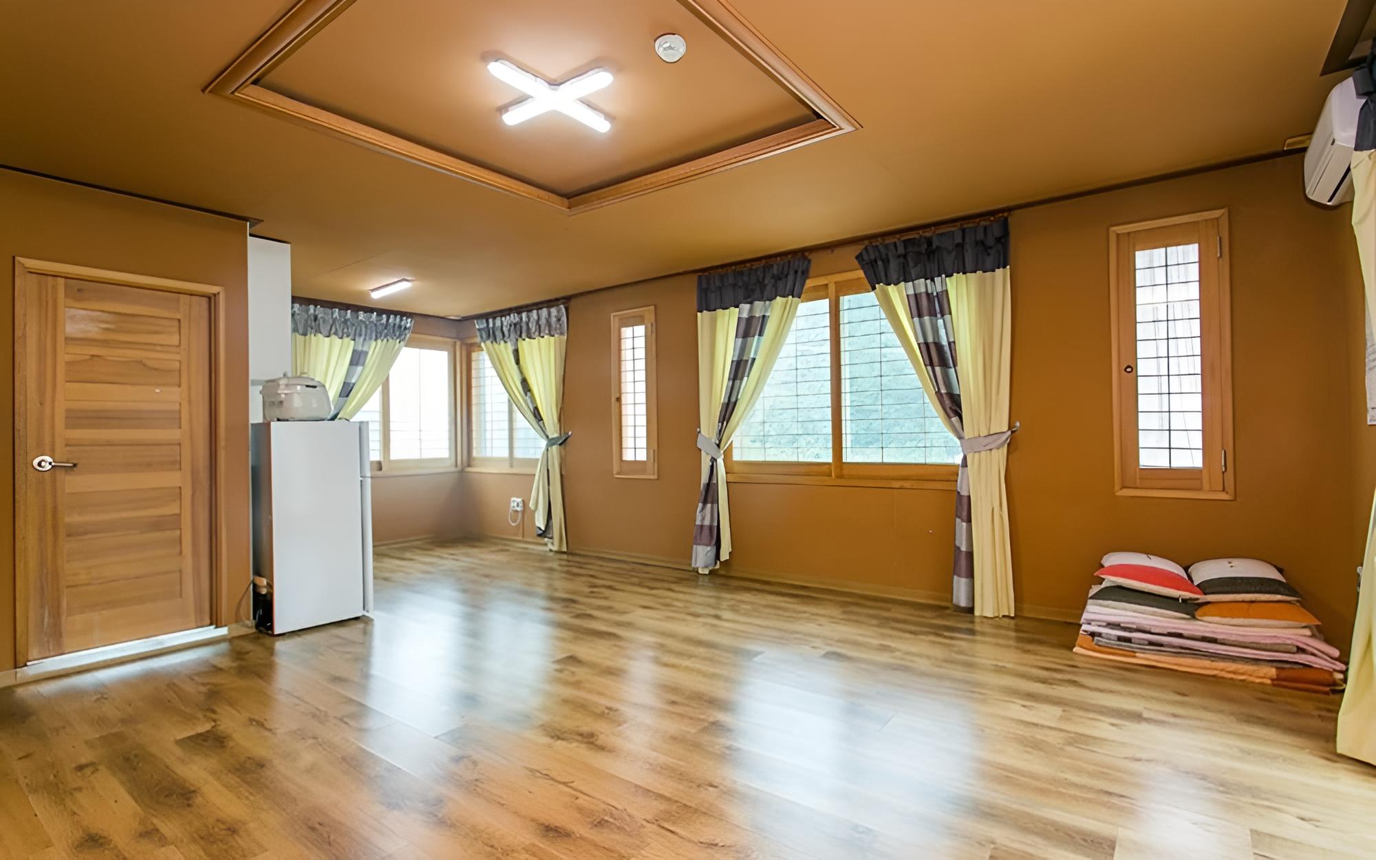Room (Room 302)
