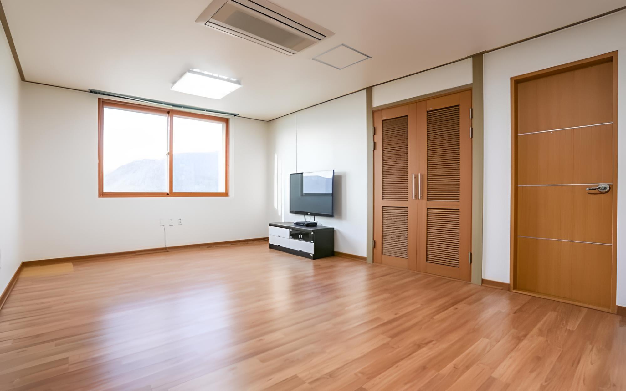 Room (skip)