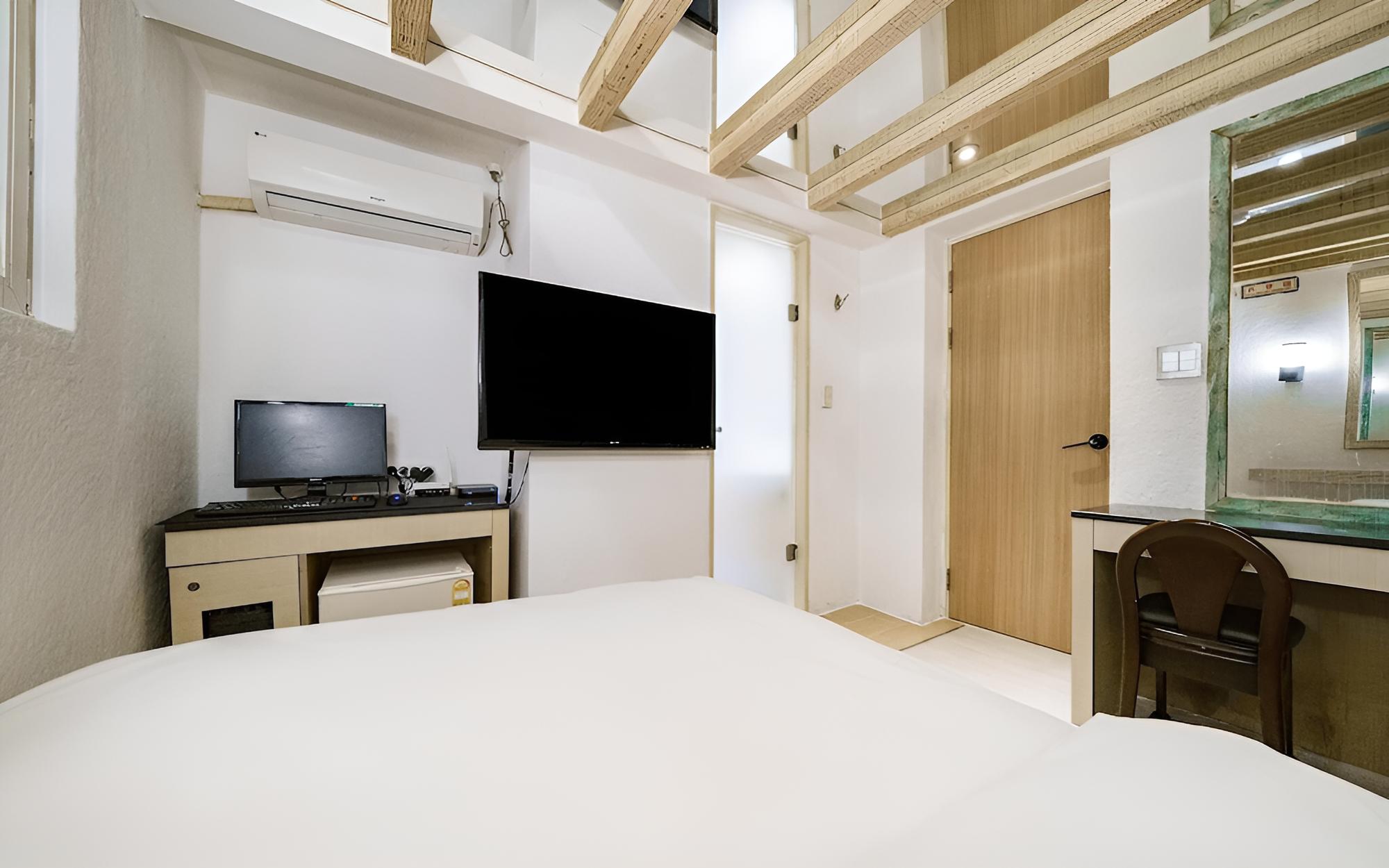 Room (Standard room - no consecutive nights) - Photo 13