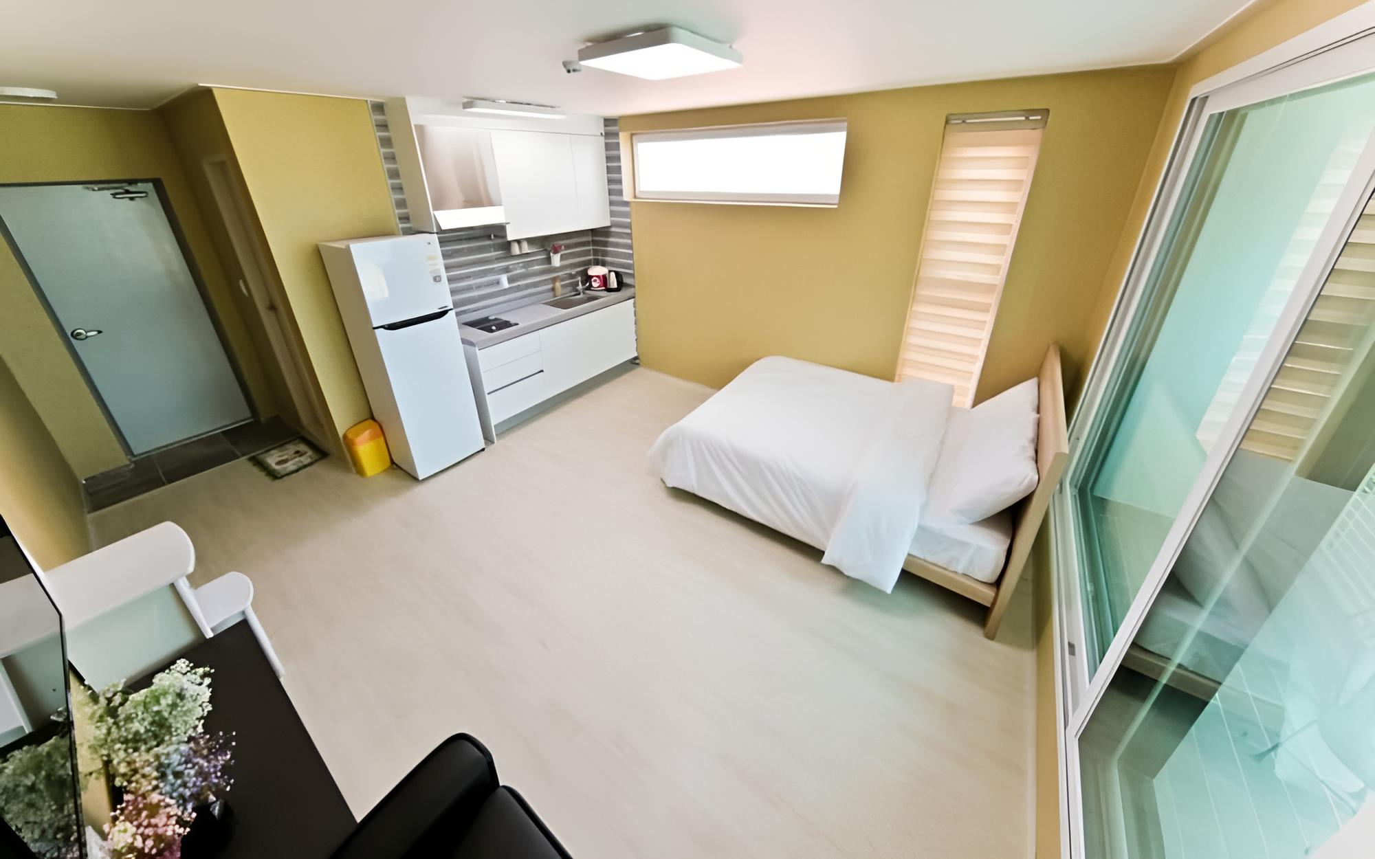 Room (203) photo 3