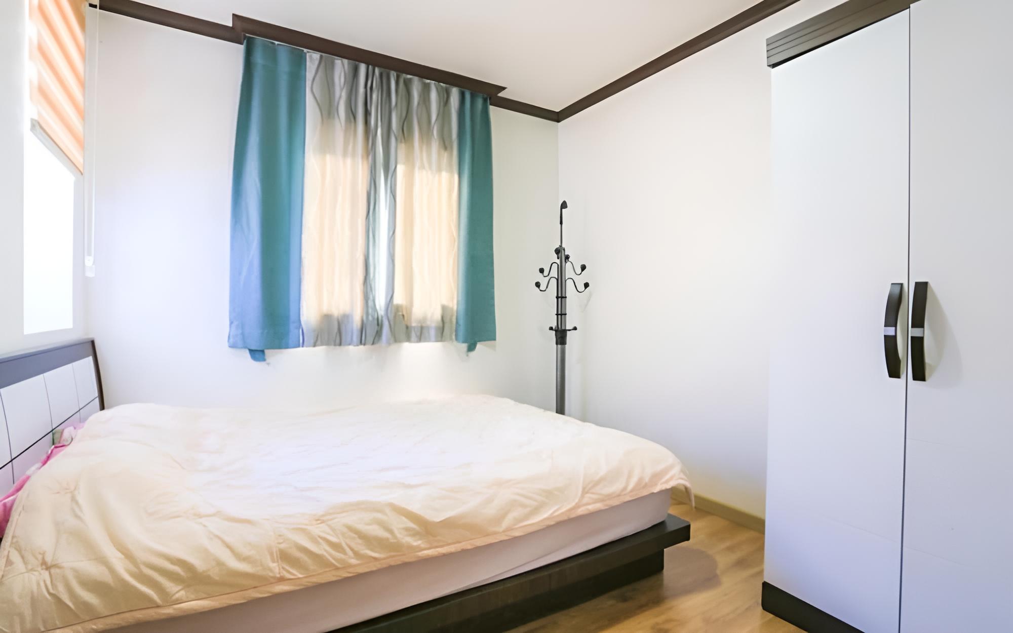 Room (1-1)