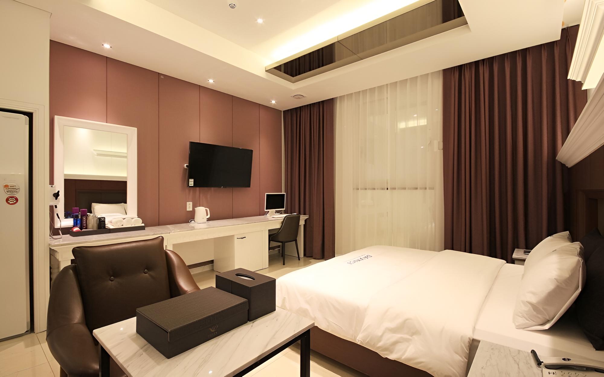 Room (Deluxe Massage Chair Styler-Breakfast) - Photo 4