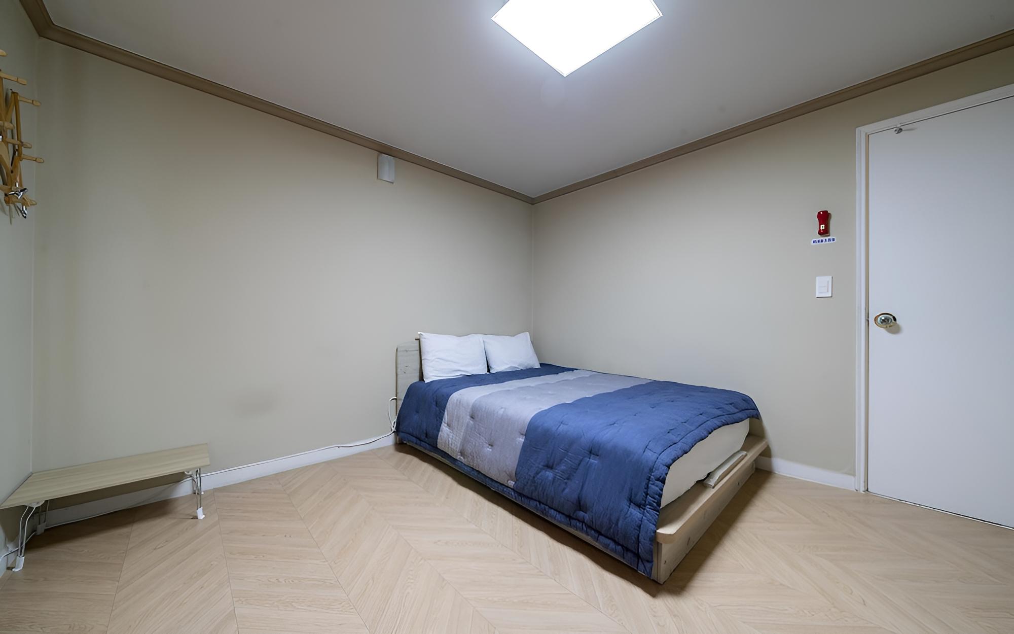 Room (Standard bed/absolutely non-smoking () - Photo 3