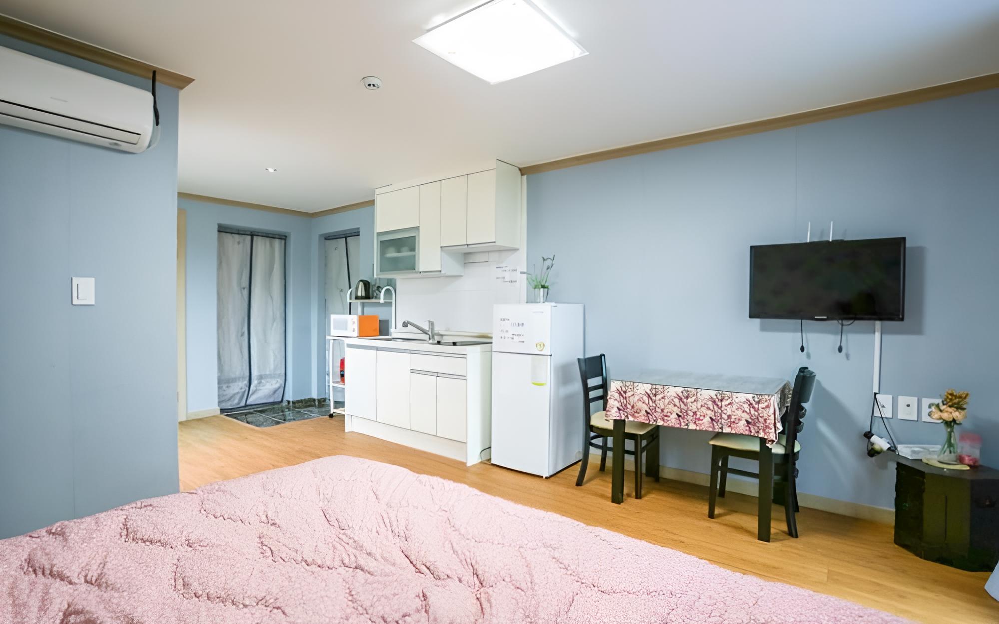 Room (Suite 2F)