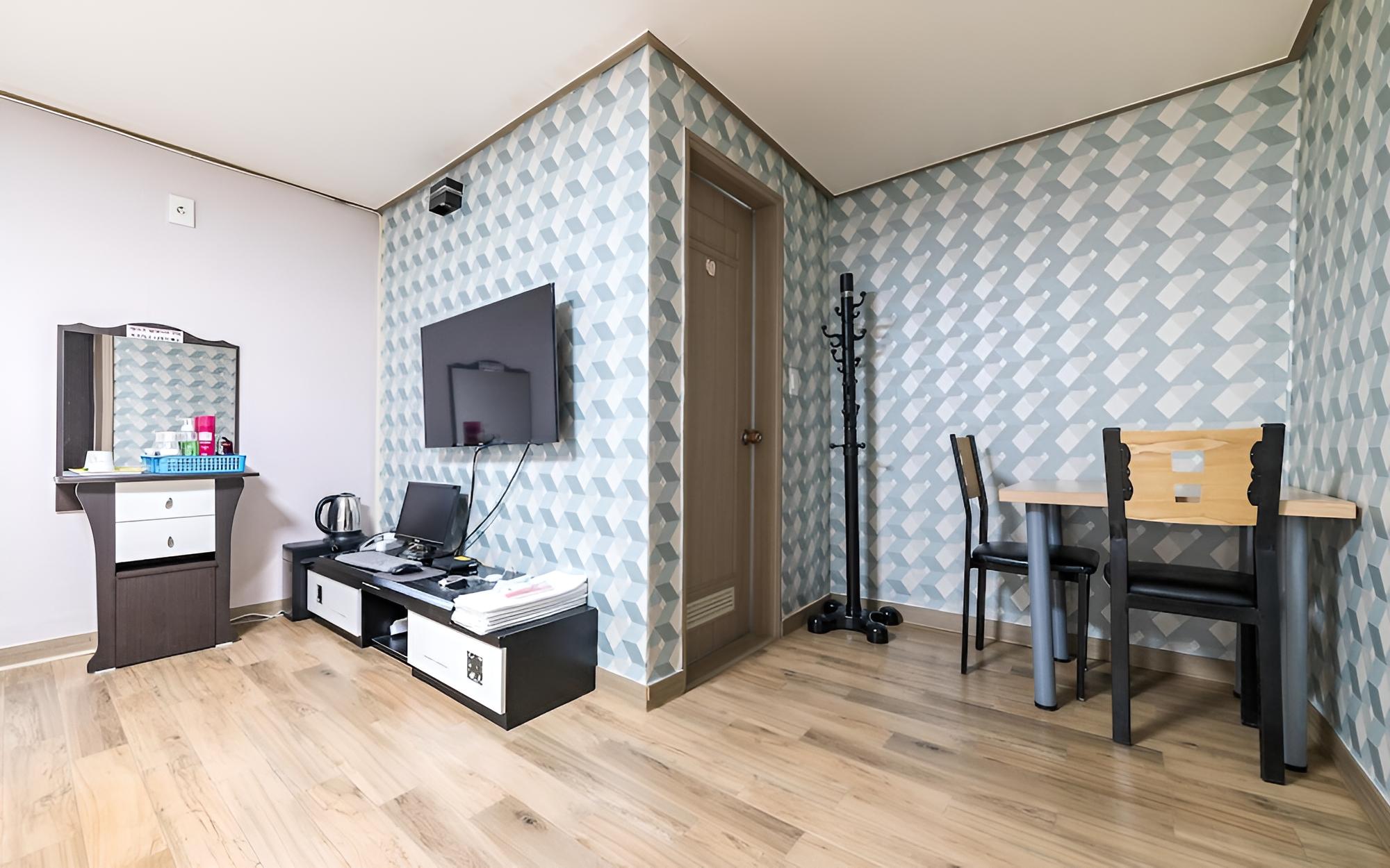 Room (Twin (Double + Single Bed)) - Photo 9