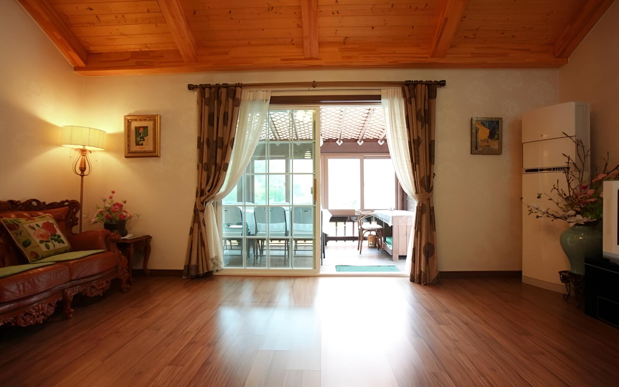 Room (Sun room)