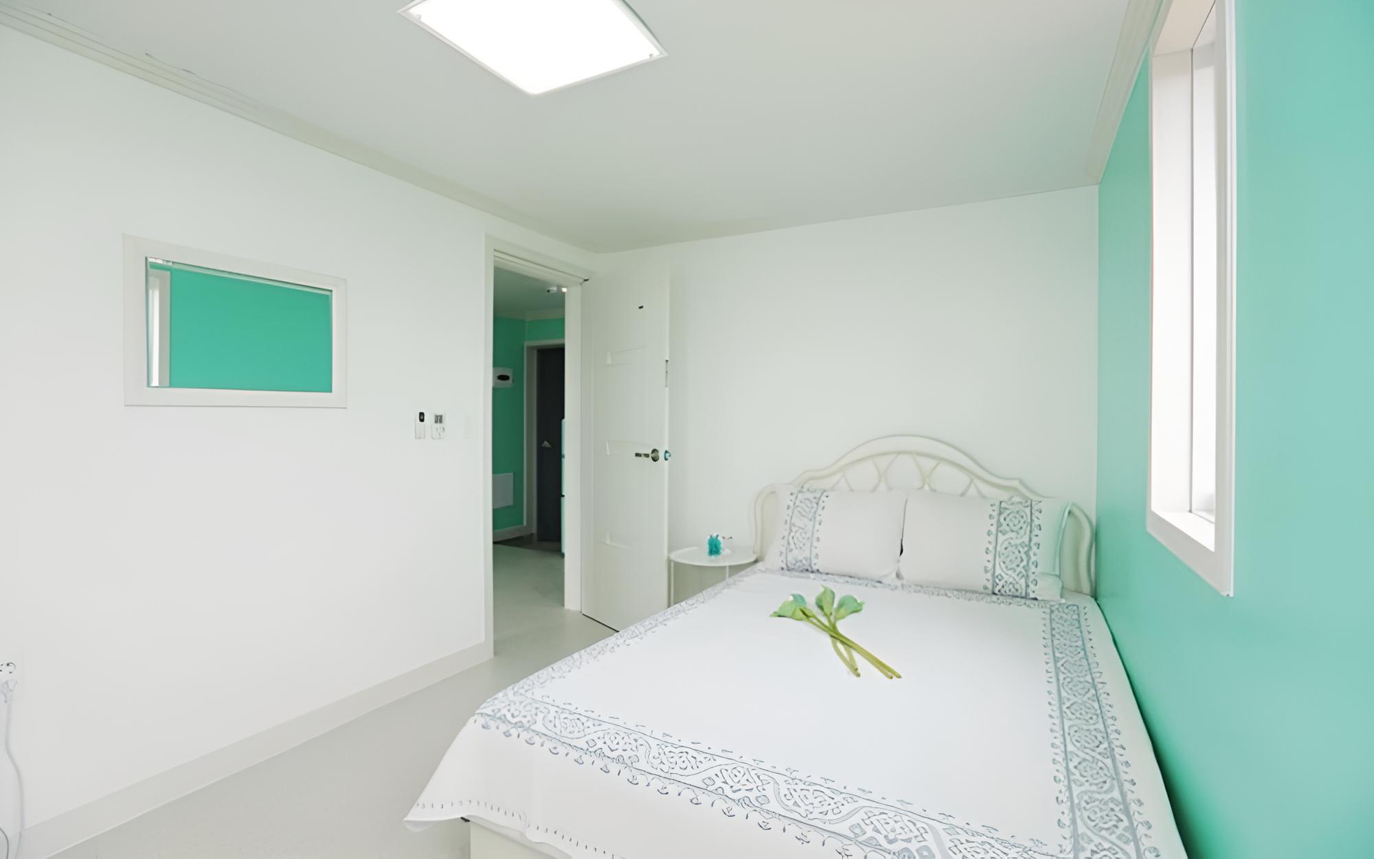 Room (R4-2 [Bed + Living Room (Two Rooms) /)
