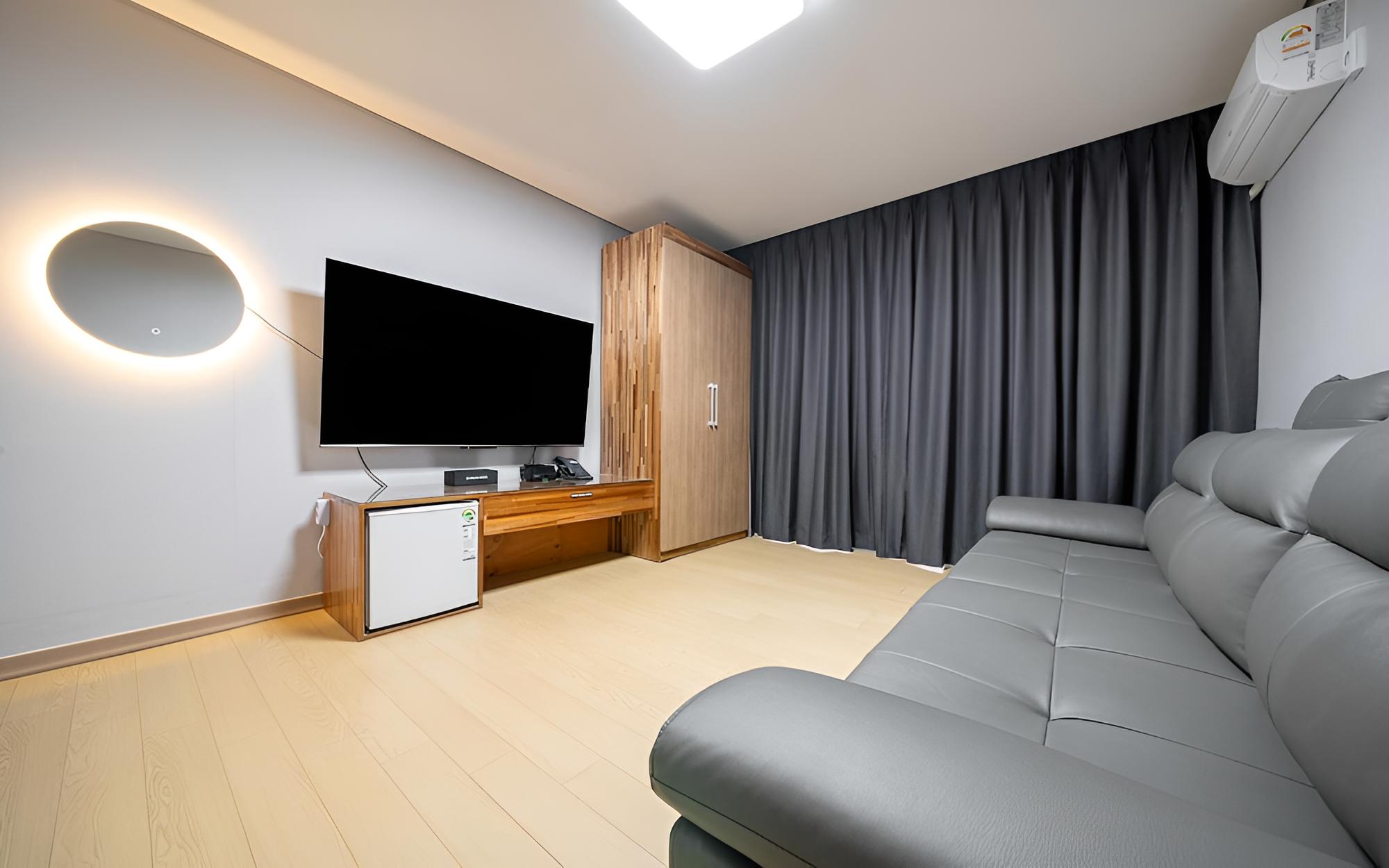Room (Ondol (bidet in all rooms 65" TV/sofa)