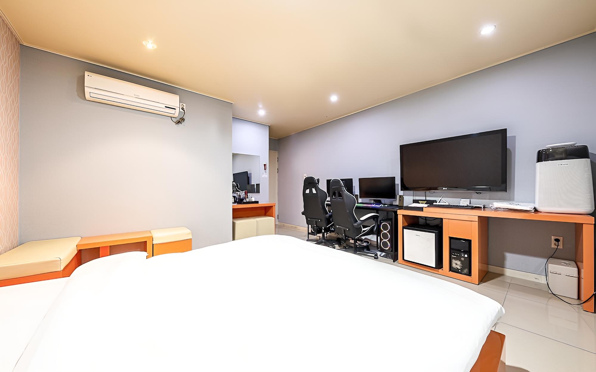 Room (Couple PC Room - Netflix YouTube)