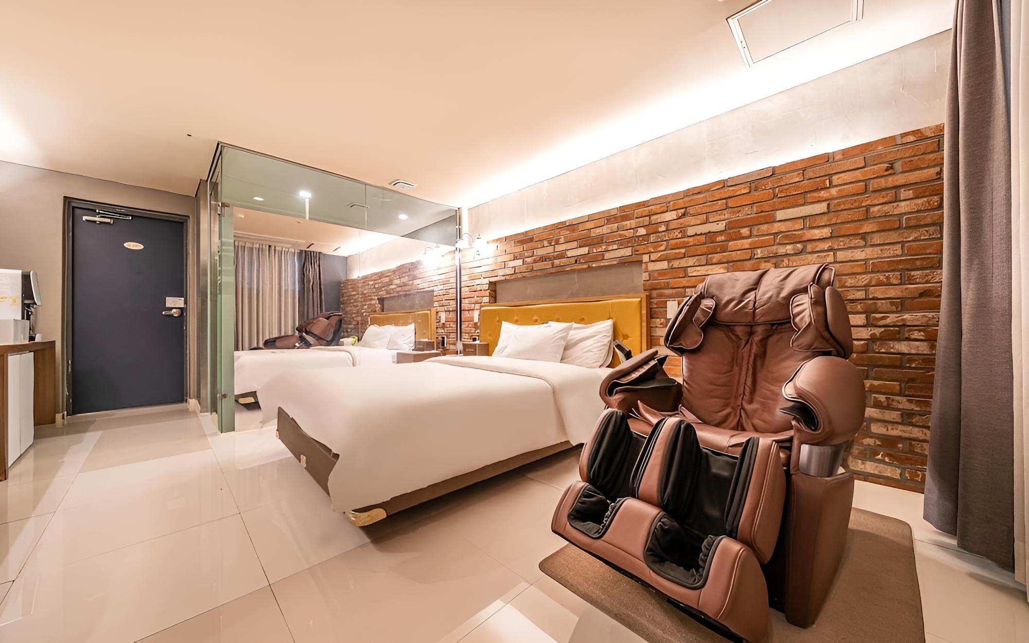 Room (Standard (massage chair 65 TV Netflix)