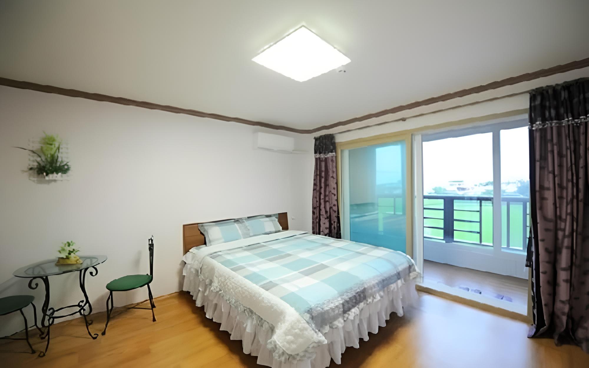 Room (Room 302)