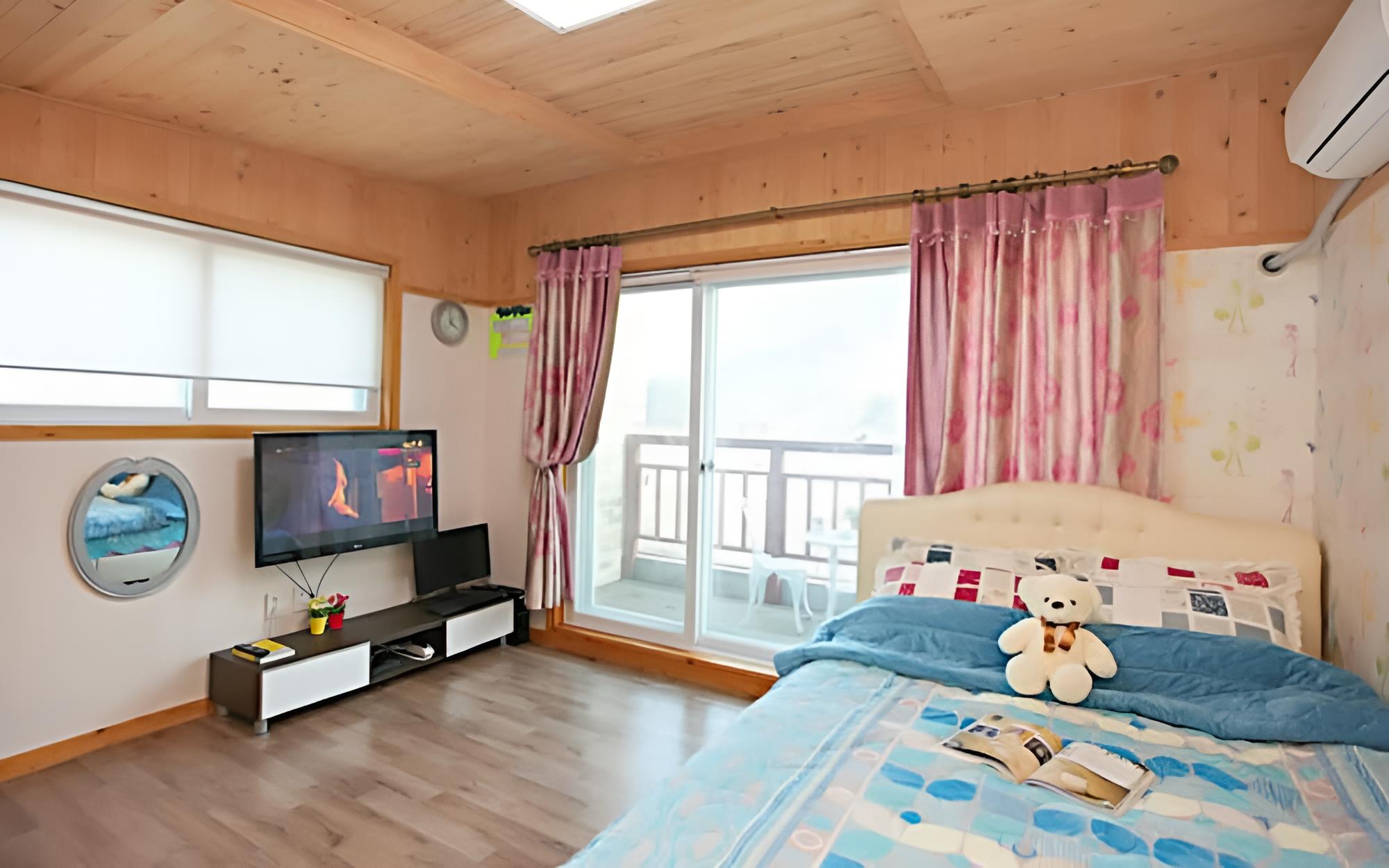Room (208 (cypress))