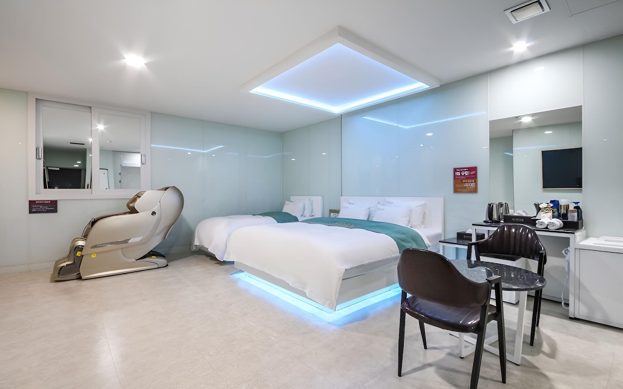 Room (Sweet white (styler pharaoh massage c)